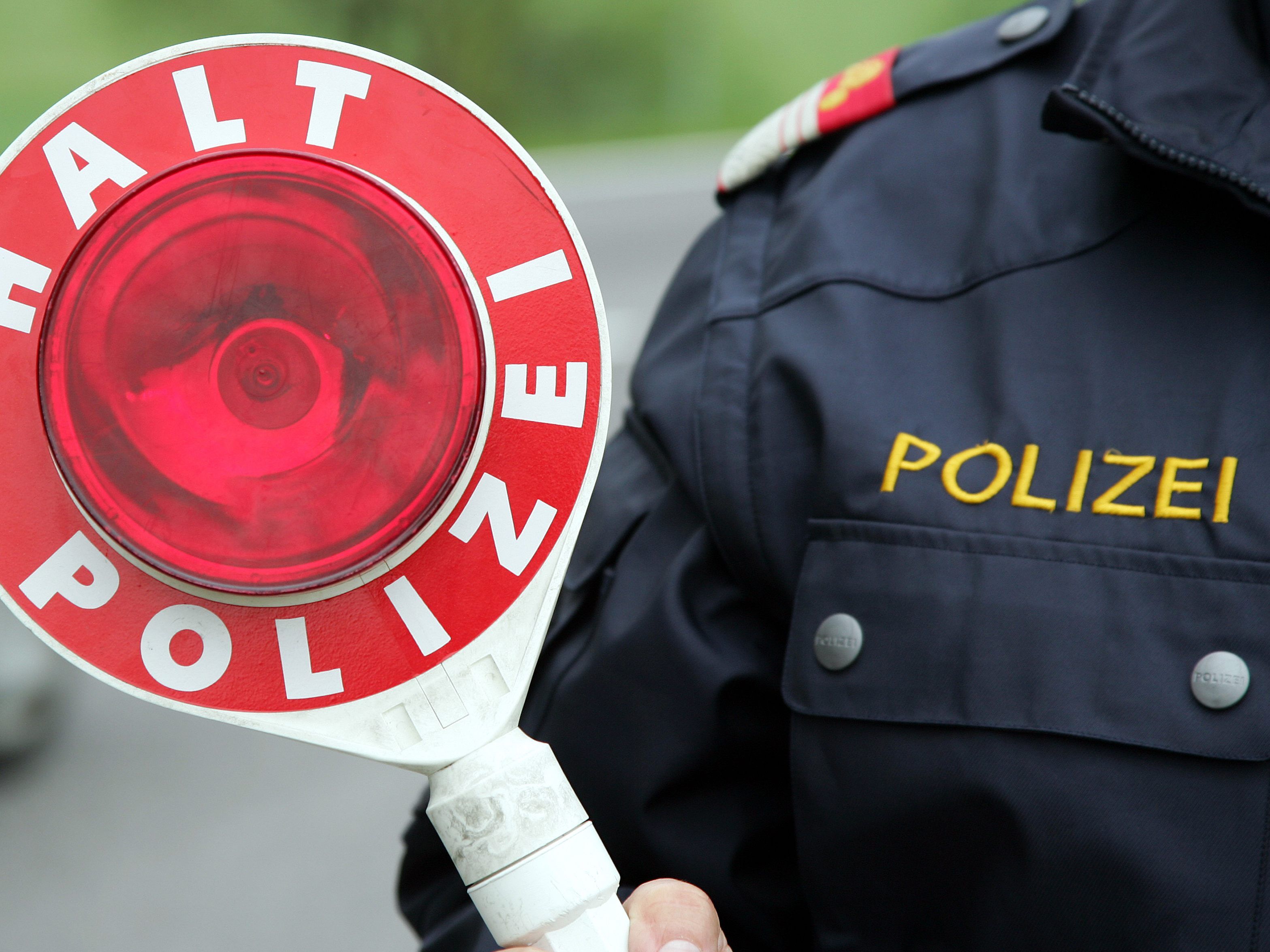 Das unbekannte Fahrzeug dürfte vermutlich ein ausländisches Kennzeichen gehabt haben.