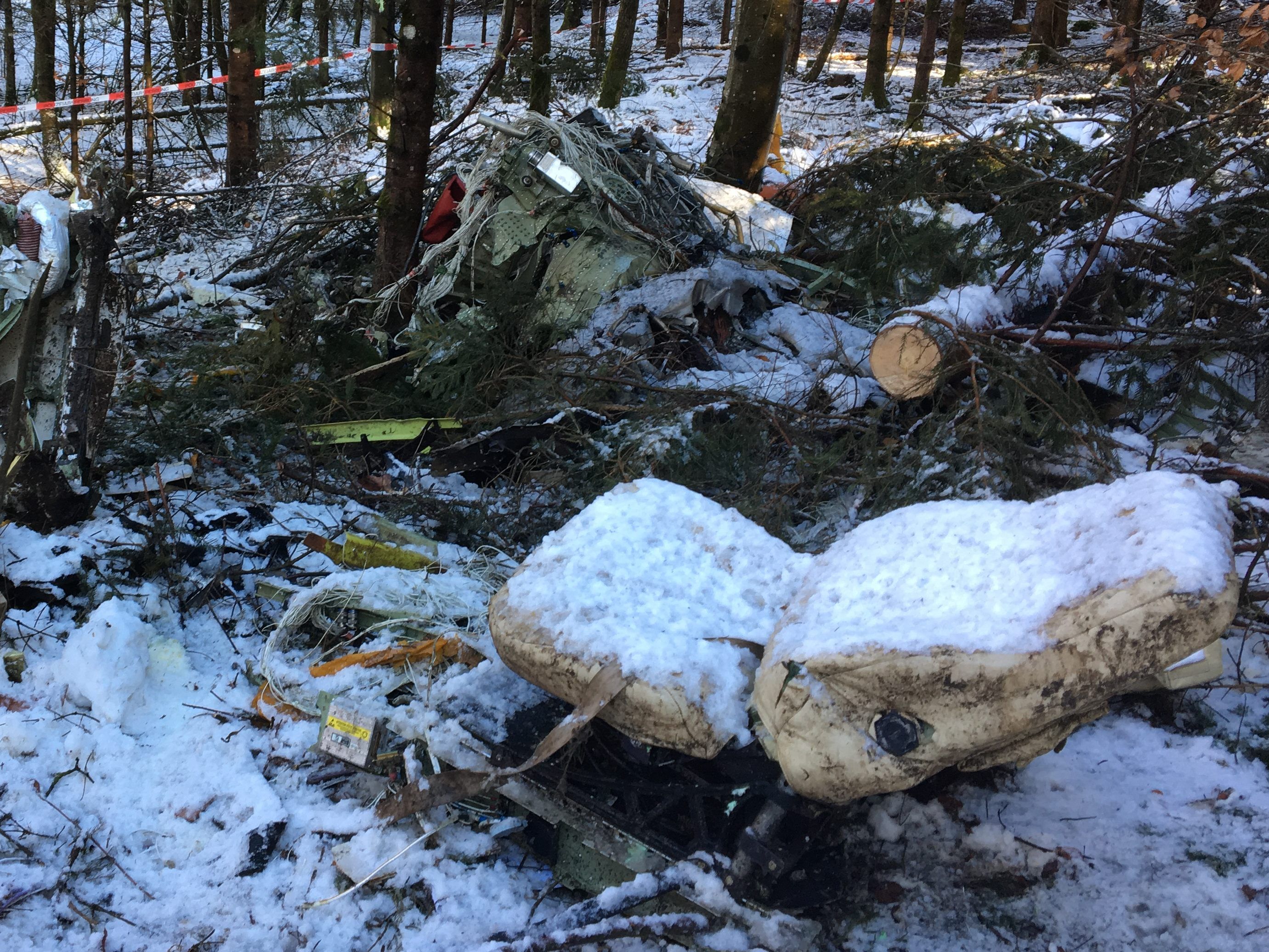 Wrackteile des Flugzeuges an der Absturzstelle in der Nähe von Waldburg.