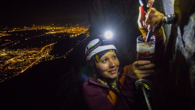  Kletterer können in luftiger Höhe jetzt ein kühles Bier genießen. 