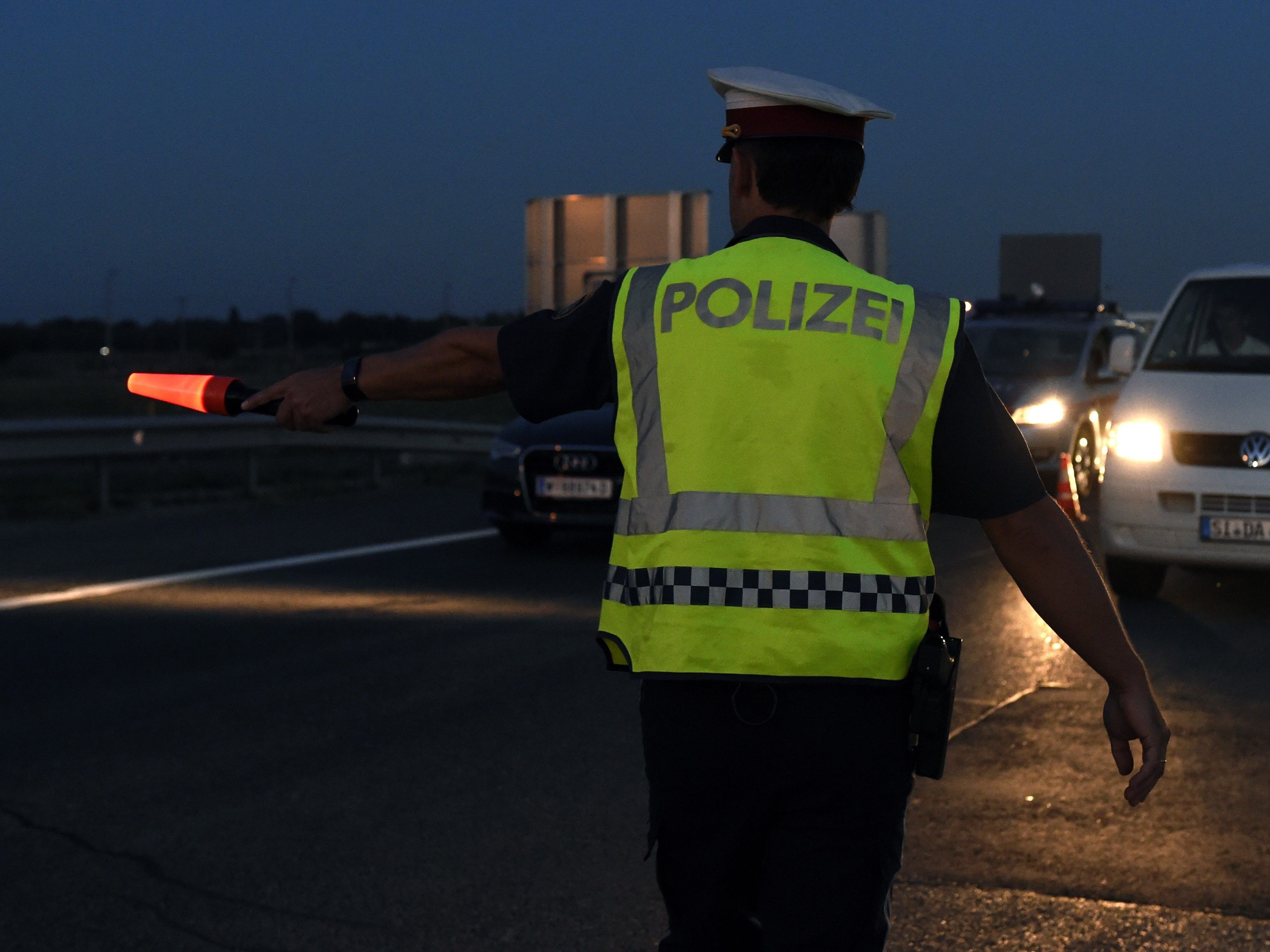 Bei einer Schwerpunktkontrolle in Vorarlberg missachtete ein Autofahrer die Kontrollstelle und versuchte zu fliehen.