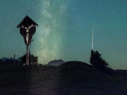 Sternenhimmel über Warth im Bregenzerwald während der Perseidenschauer im August.