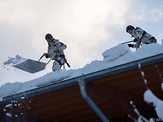Bundeswehrsoldaten befreien Dächer von den Schneemassen