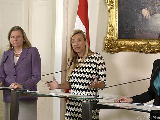 Außenministerin Kneissl, Frauenministerin Bogner-Strauß, Staatssekretärin Edtstadler