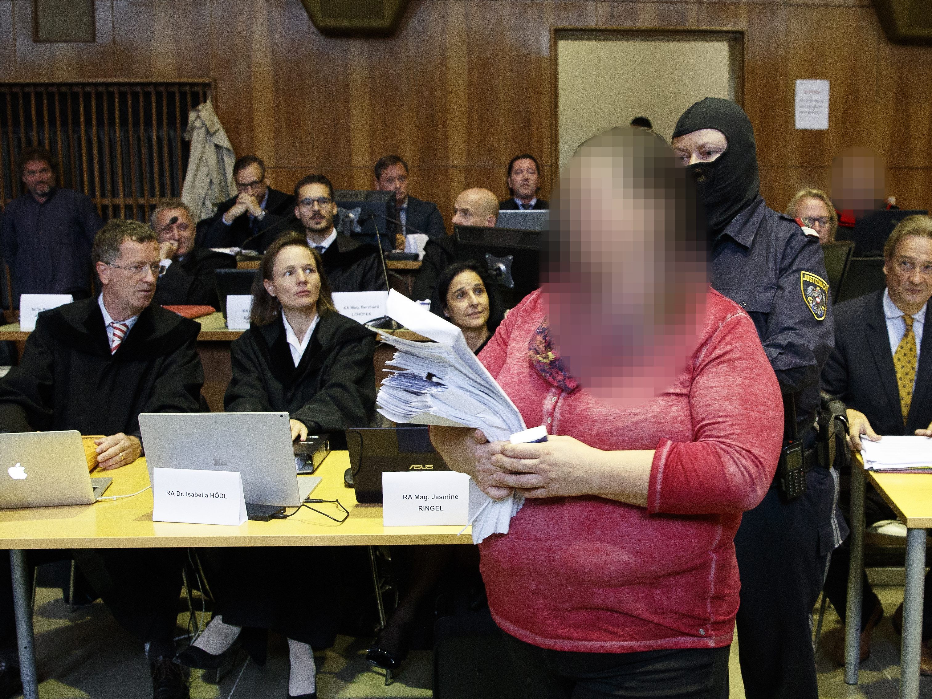 Die "Präsidentin des Staatenbund" - eine 42-jährige Vorarlbergerin - wurde in Graz wegen versuchter Bestimmung zum Hochverrat für schuldig befunden.