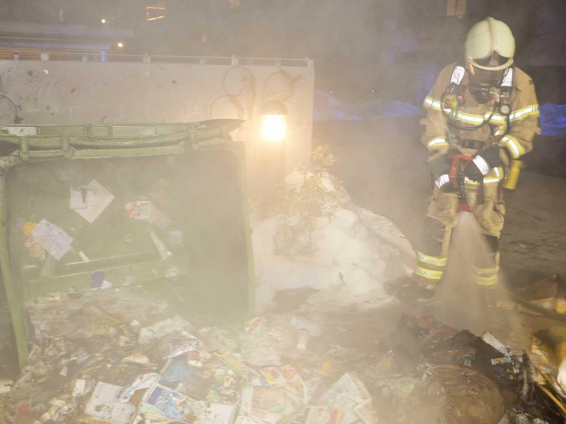 Der Altpapiercontainer stand in Brand.