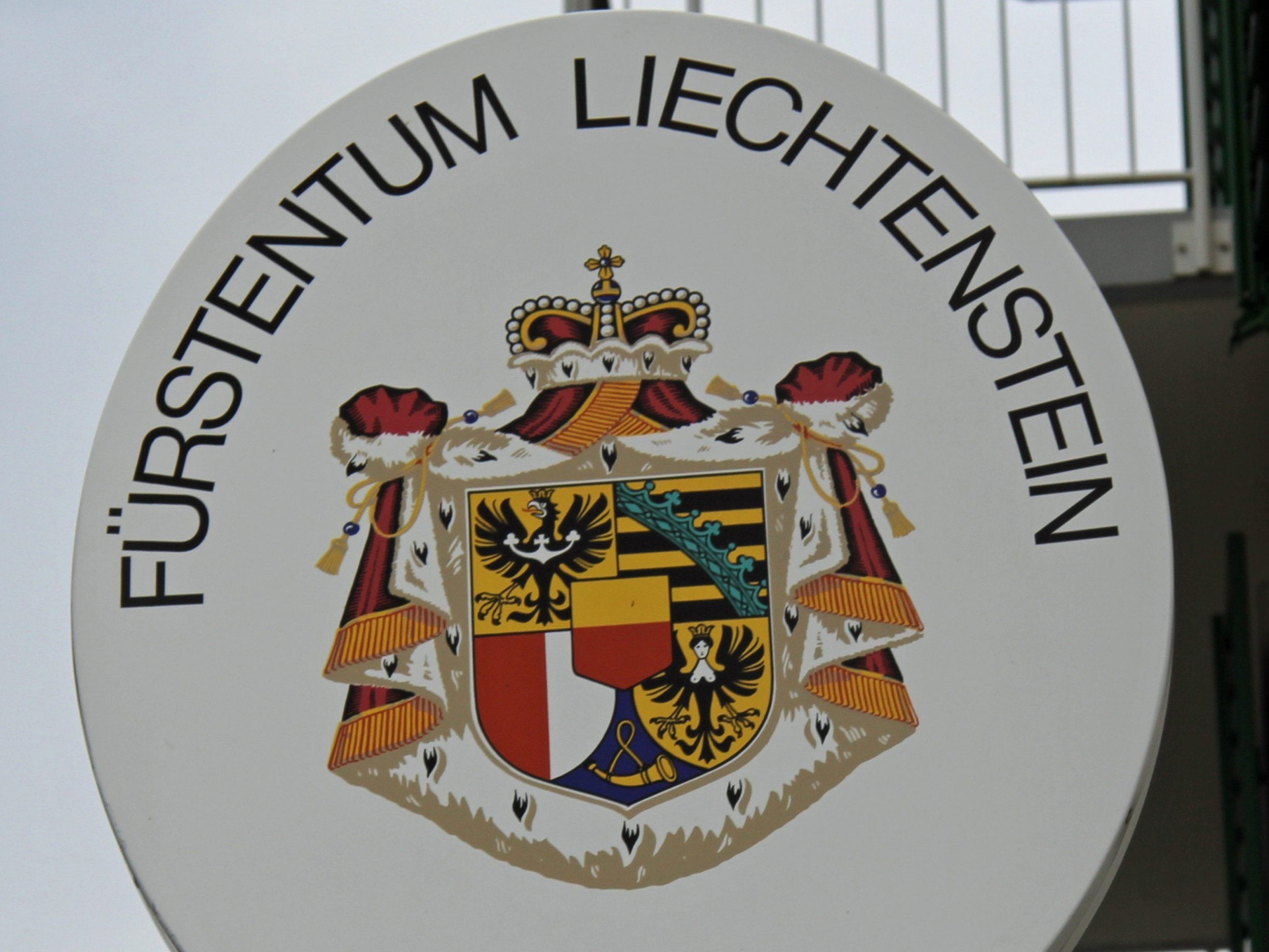 Der Täter bedrohte seinen Arbeitskollegen mit einem Messer, und attackierte später auch die eingetroffenen Polizeibeamten.