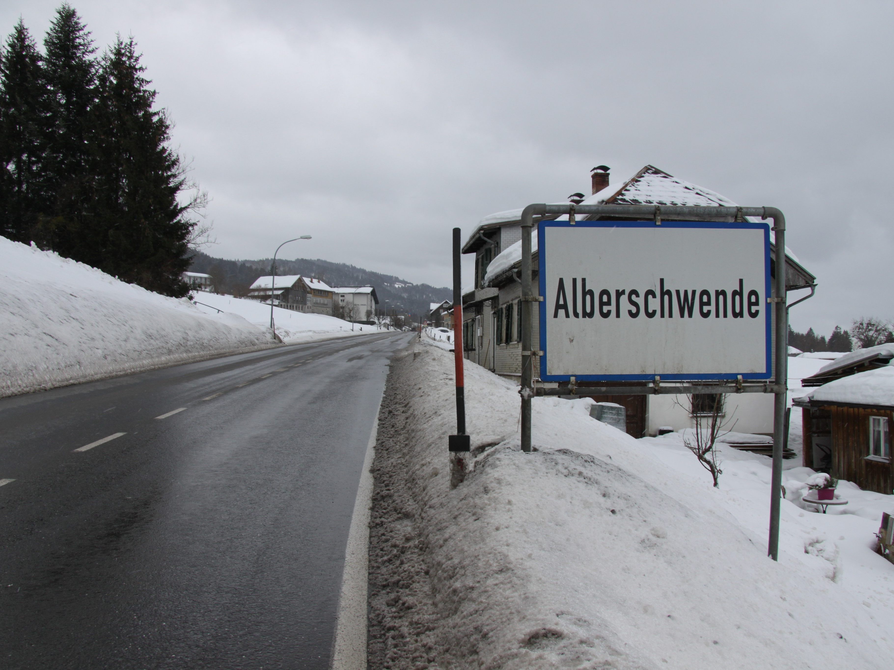 Der 50-jährige wurde von einem Auto angefahren und tödlich verletzt.