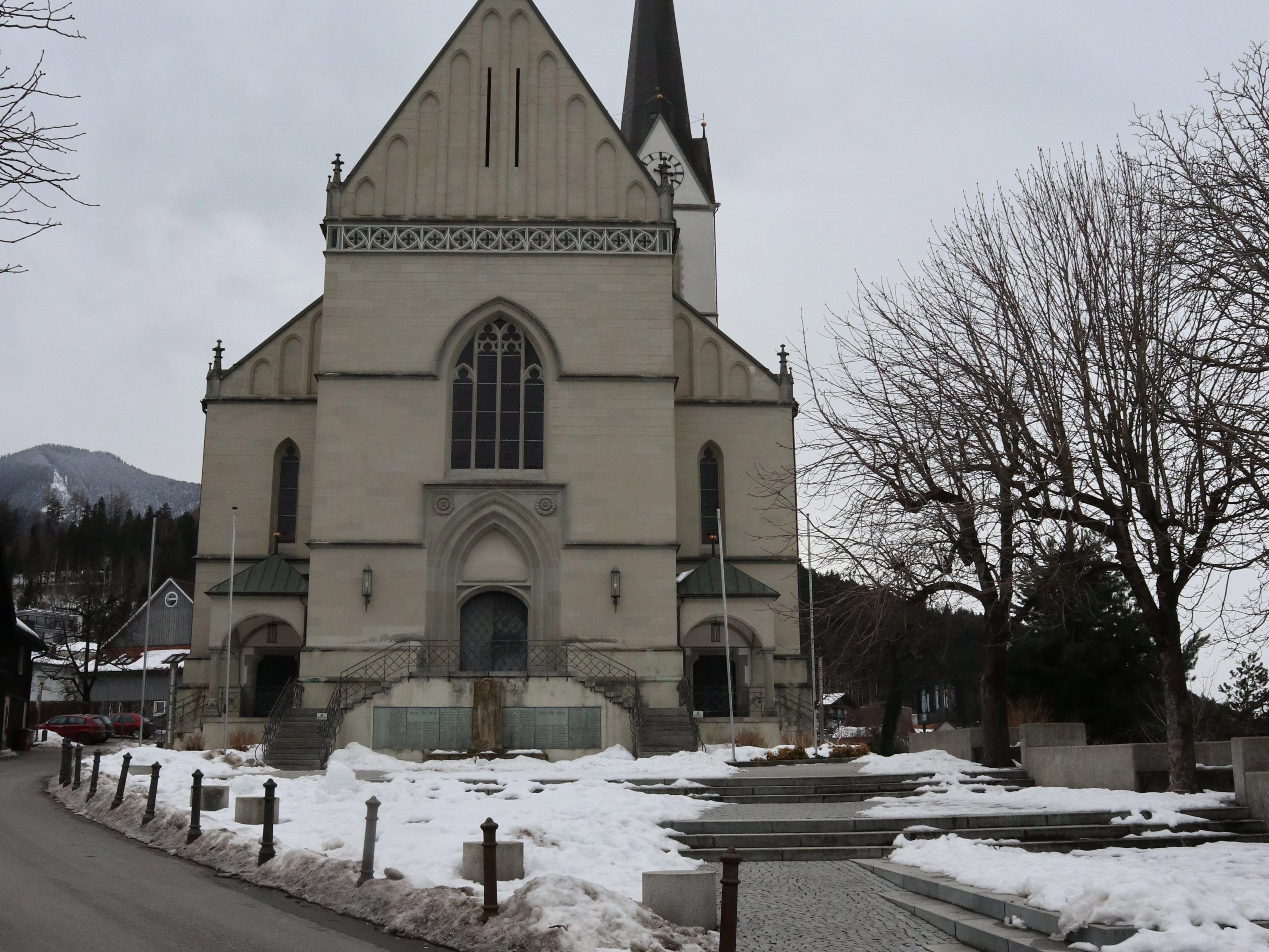 Am Kirchplatz zerrten die Täter den 16-Jährigen in ein Auto.
