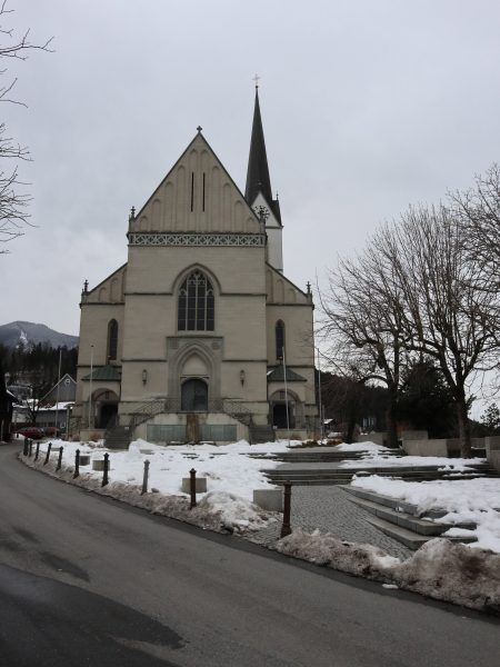 Am Kirchplatz zerrten die Täter den 16-Jährigen in ein Auto.