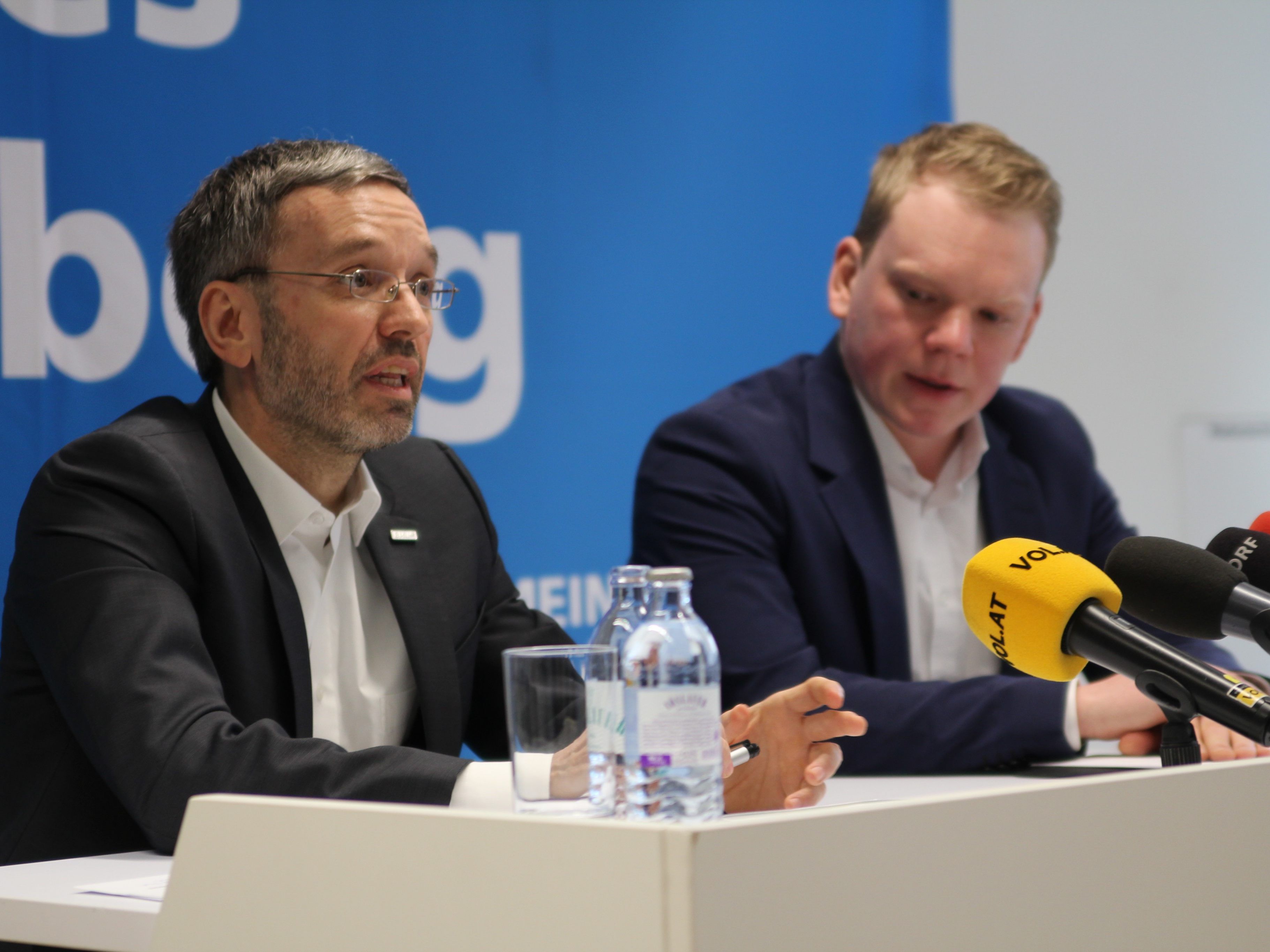 Bundesinnenminister Herbert Kickl stellt sich schützend vor die Polizeibeamten.
