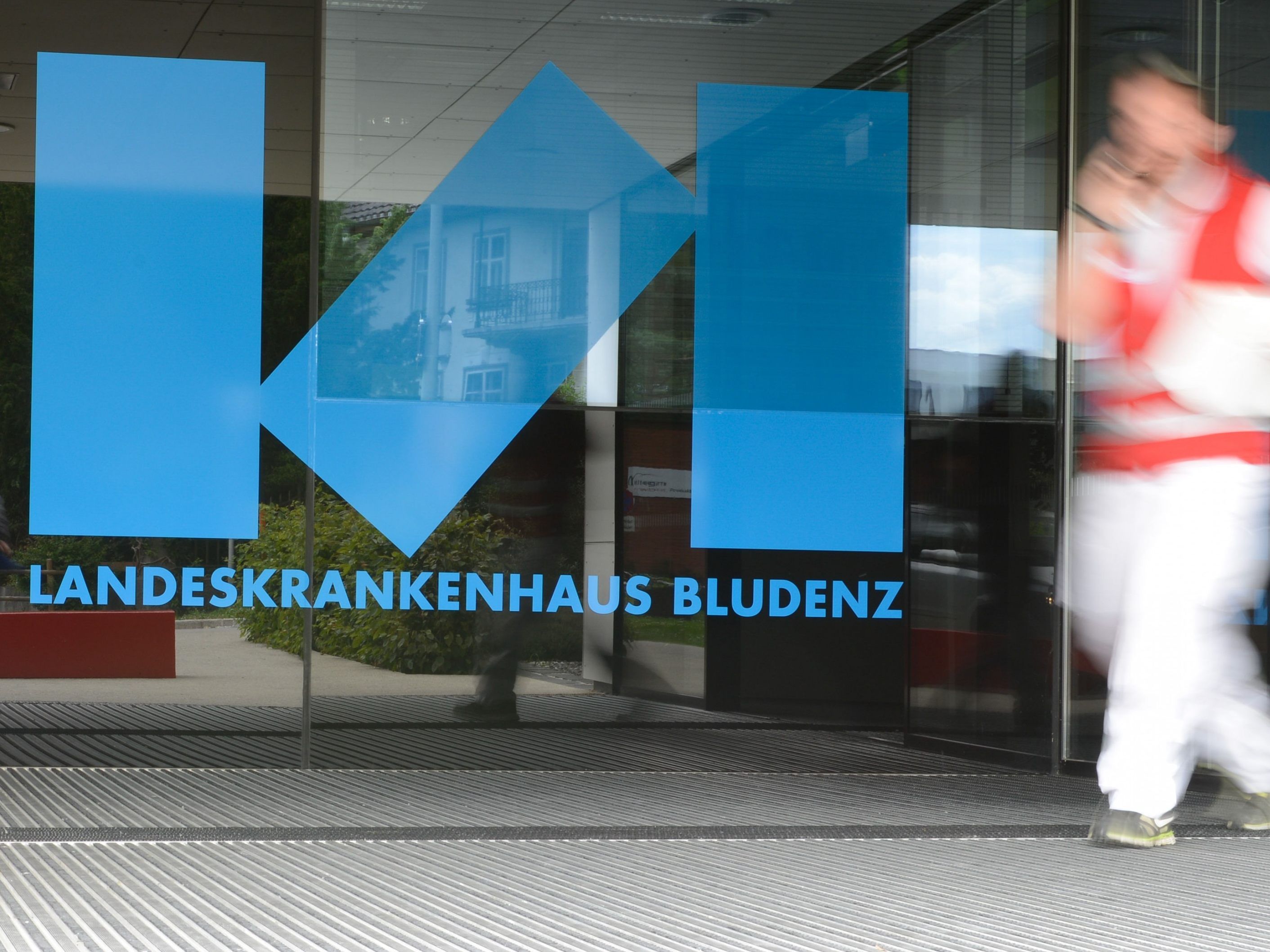 Ein 21-jähriger Schrunser erlitt schwere Gesichtsverletzungen.