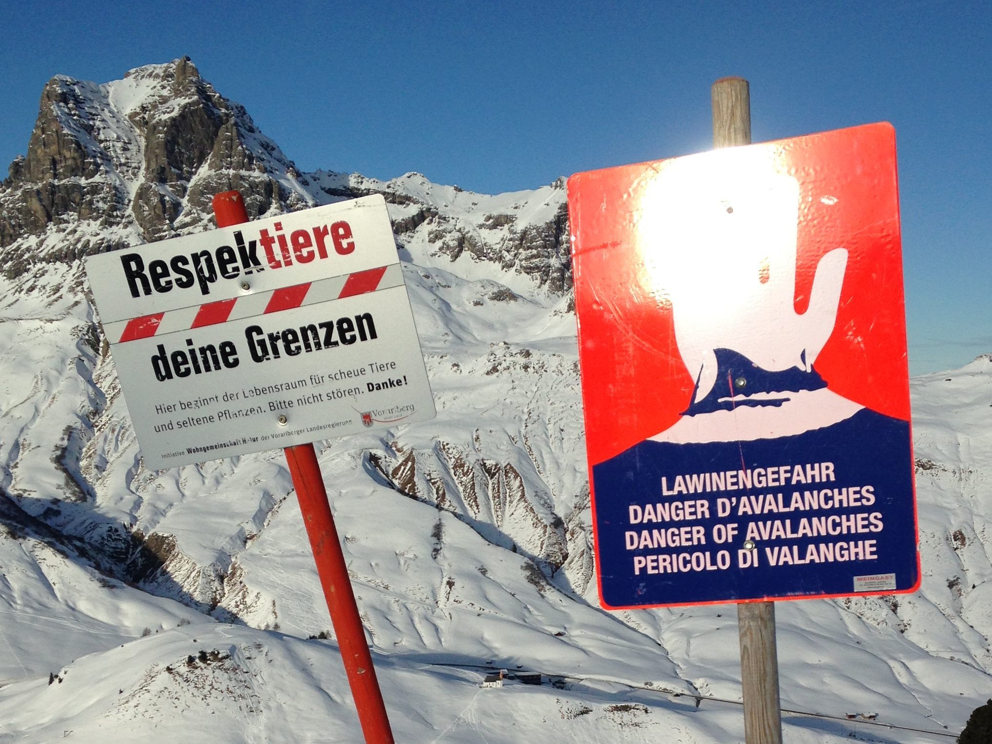 Aktuell liegt besonders viel Schnee auf den Vorarlberger Bergen.