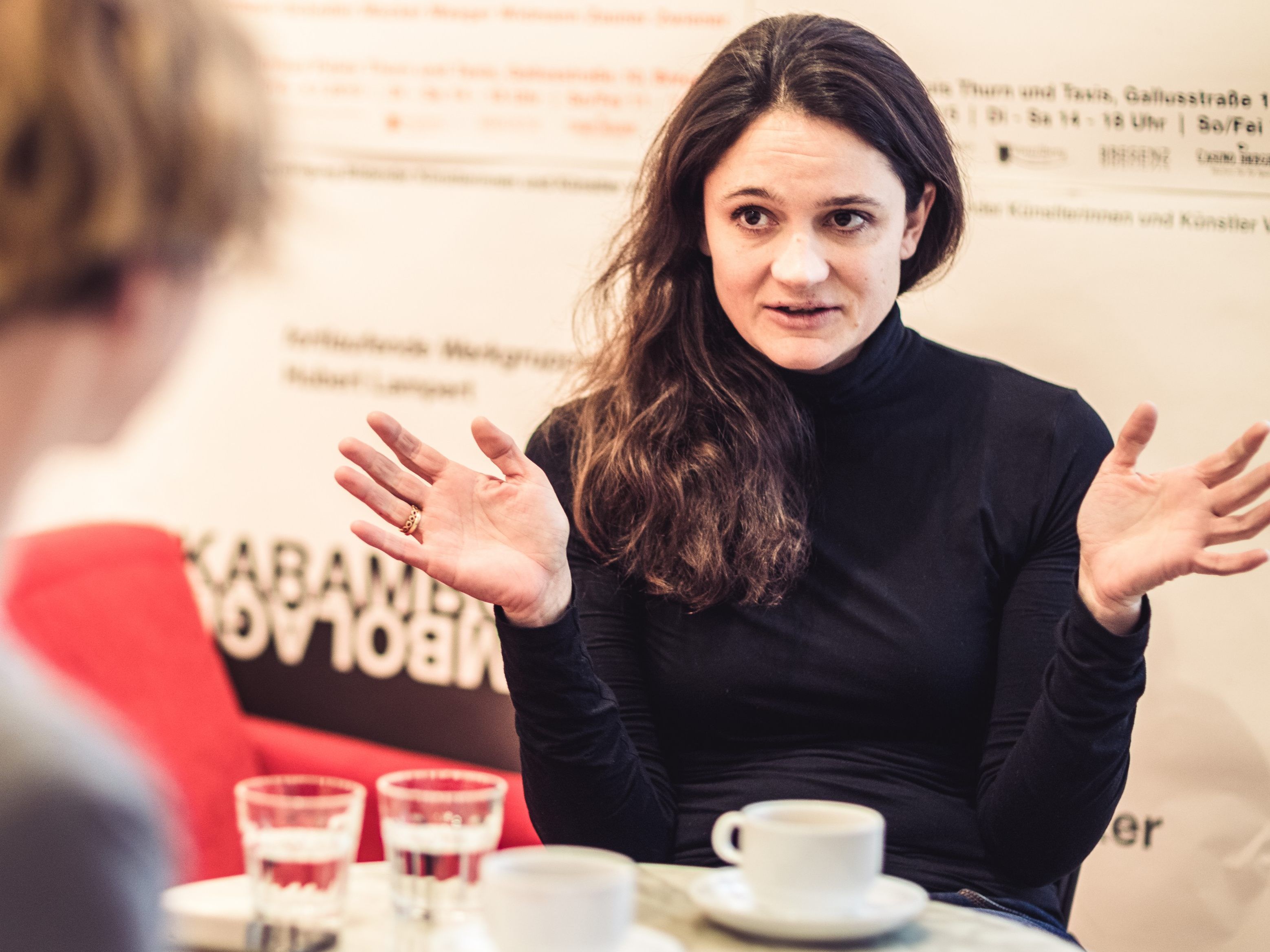Maria Simma hat in drei verschiedenen Ländern Germanistik und Anglistik studiert und für das Österreichische Kunstforum in New York und Berlin gearbeitet. Jetzt leitet sie als Präsidentin die Künstlervereinigung Vorarlberg.