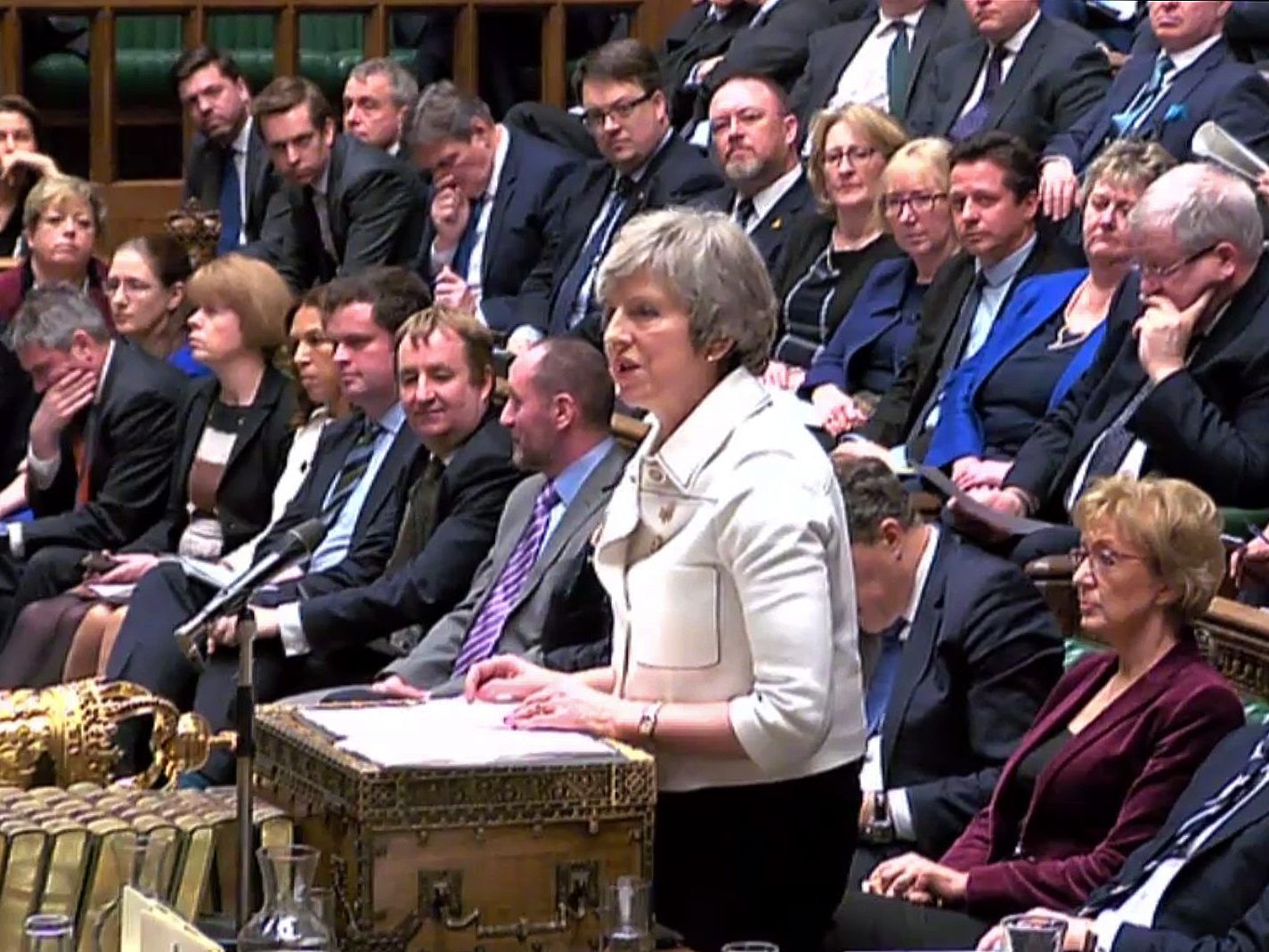 Britische Premierministerin May strebt laut Medienbericht bei Niederlage im Parlament ein zweites Votum über den Brexit an.
