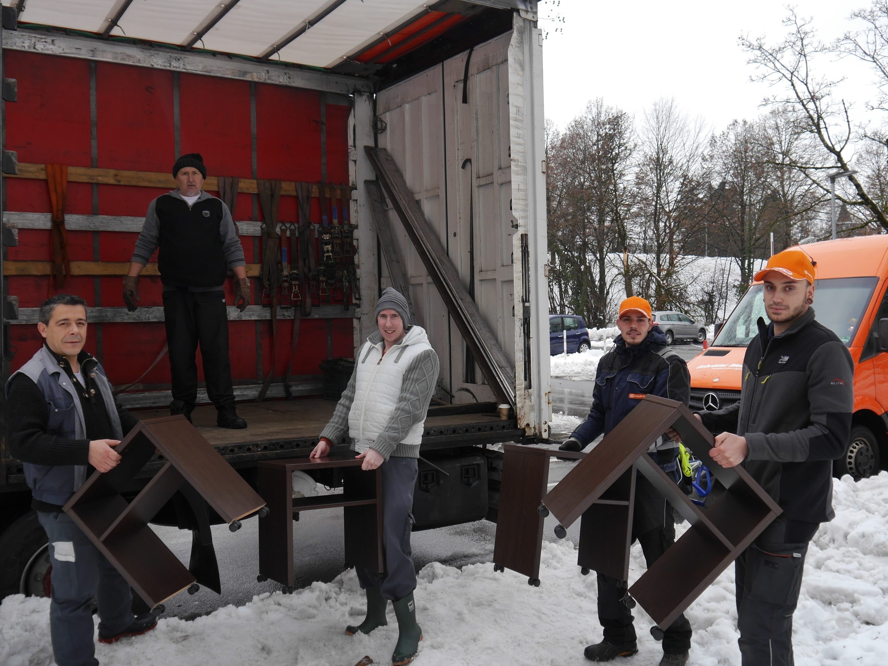 Gebrüder Weiss transportiert Hilfsgüter in ein zentrales Lager des Vereins "Elijah".