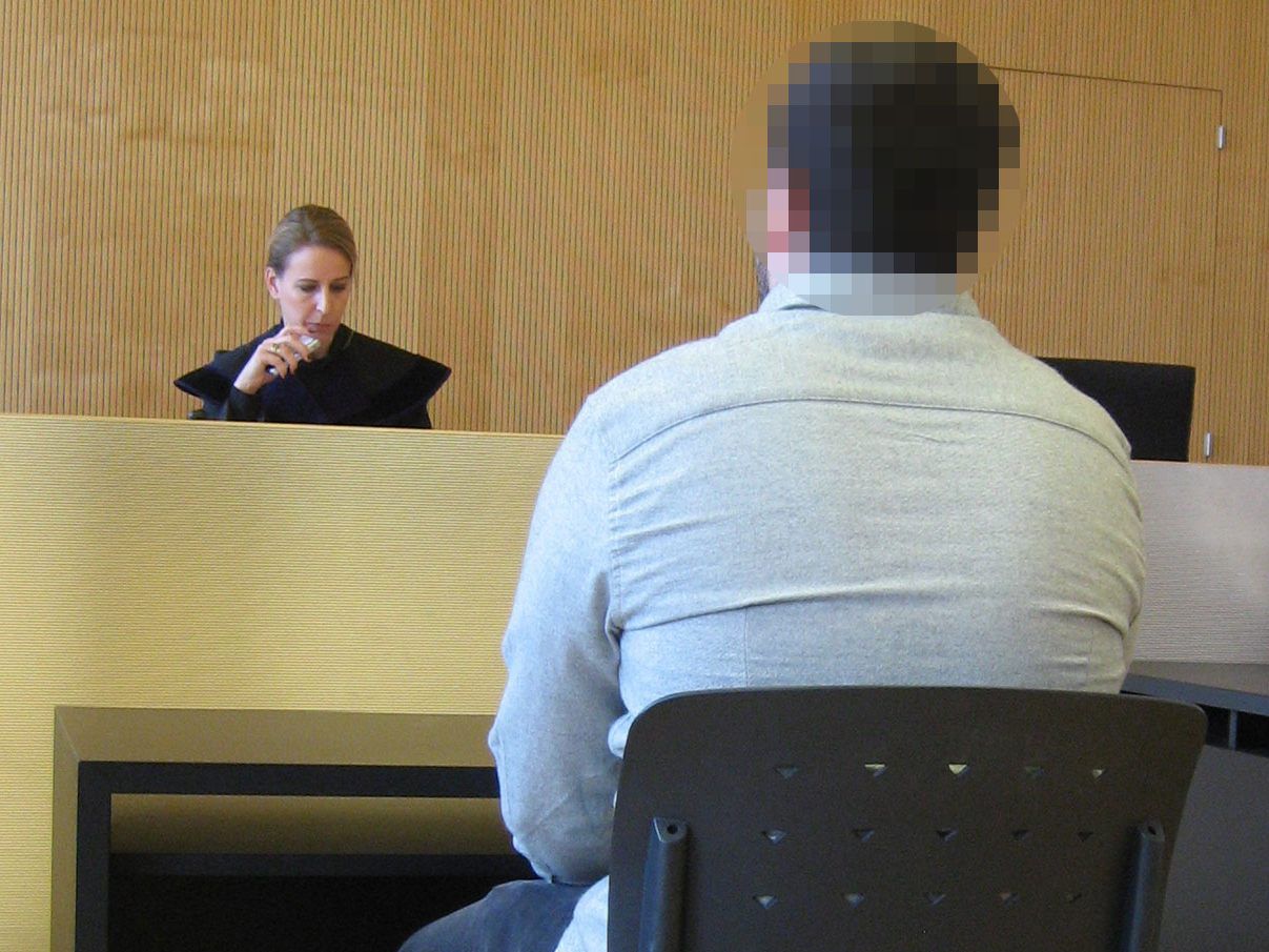 Der junge Mann schlug unter Alkoholeinfluss einen ihm bekannten nicht im Dienst befindlichen Polizisten.