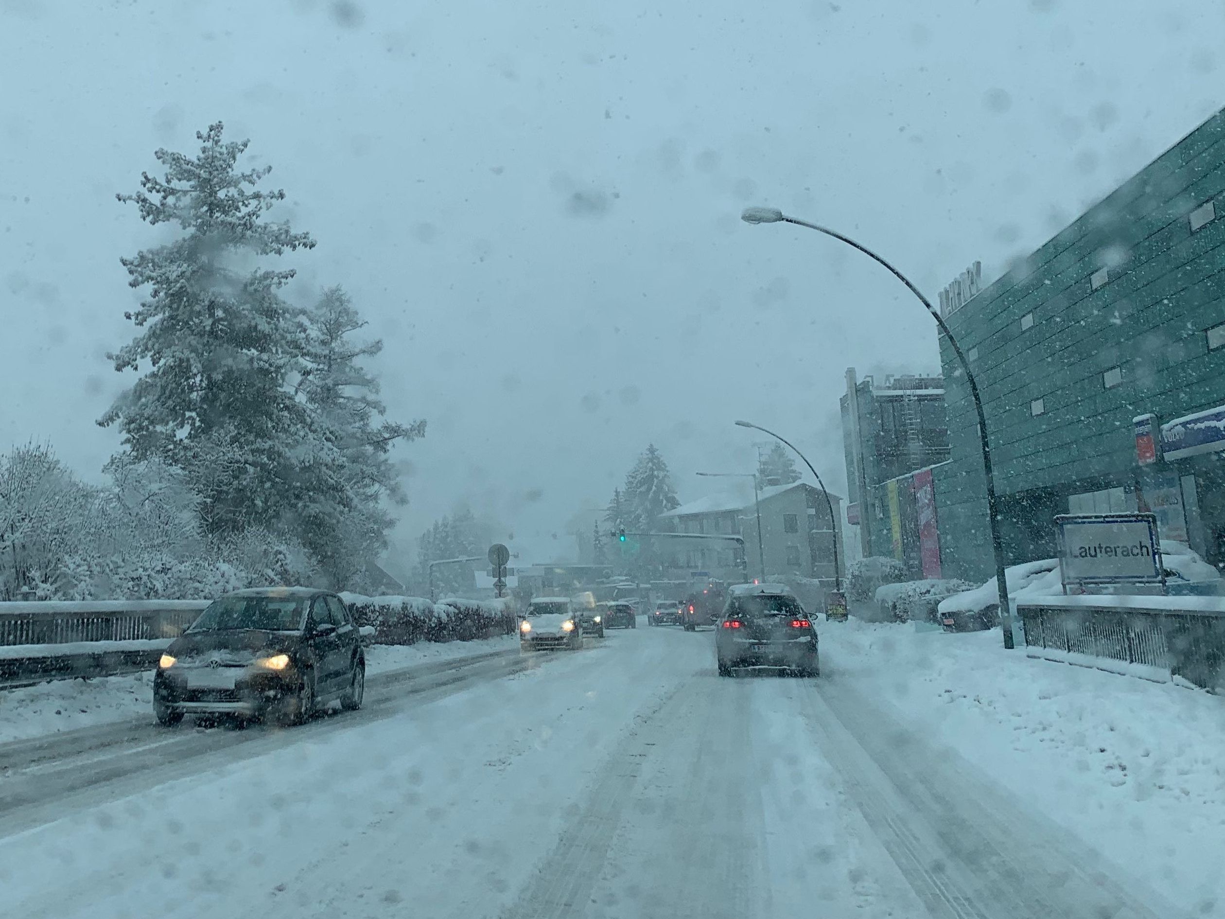Selbst auf der Achbrücke die Bregenz und Lauterach verbindet herrscht am Samstag Nachmittag Schneefahrbahn.