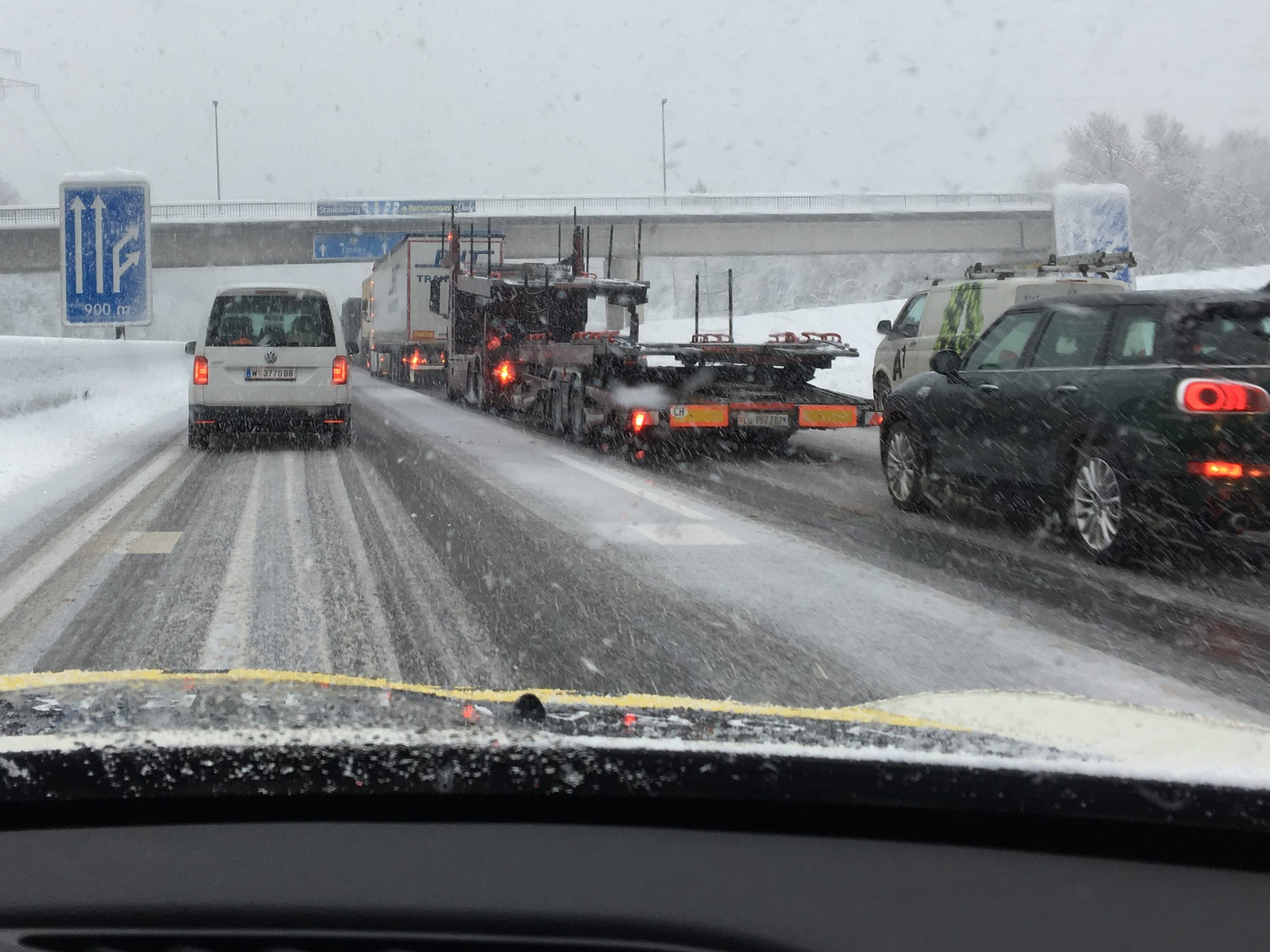 Es bestehen nach wie vor einige Sperren wegen Lawinengefahr - Die verkehrssituation hat sich aber etwas entspannt.