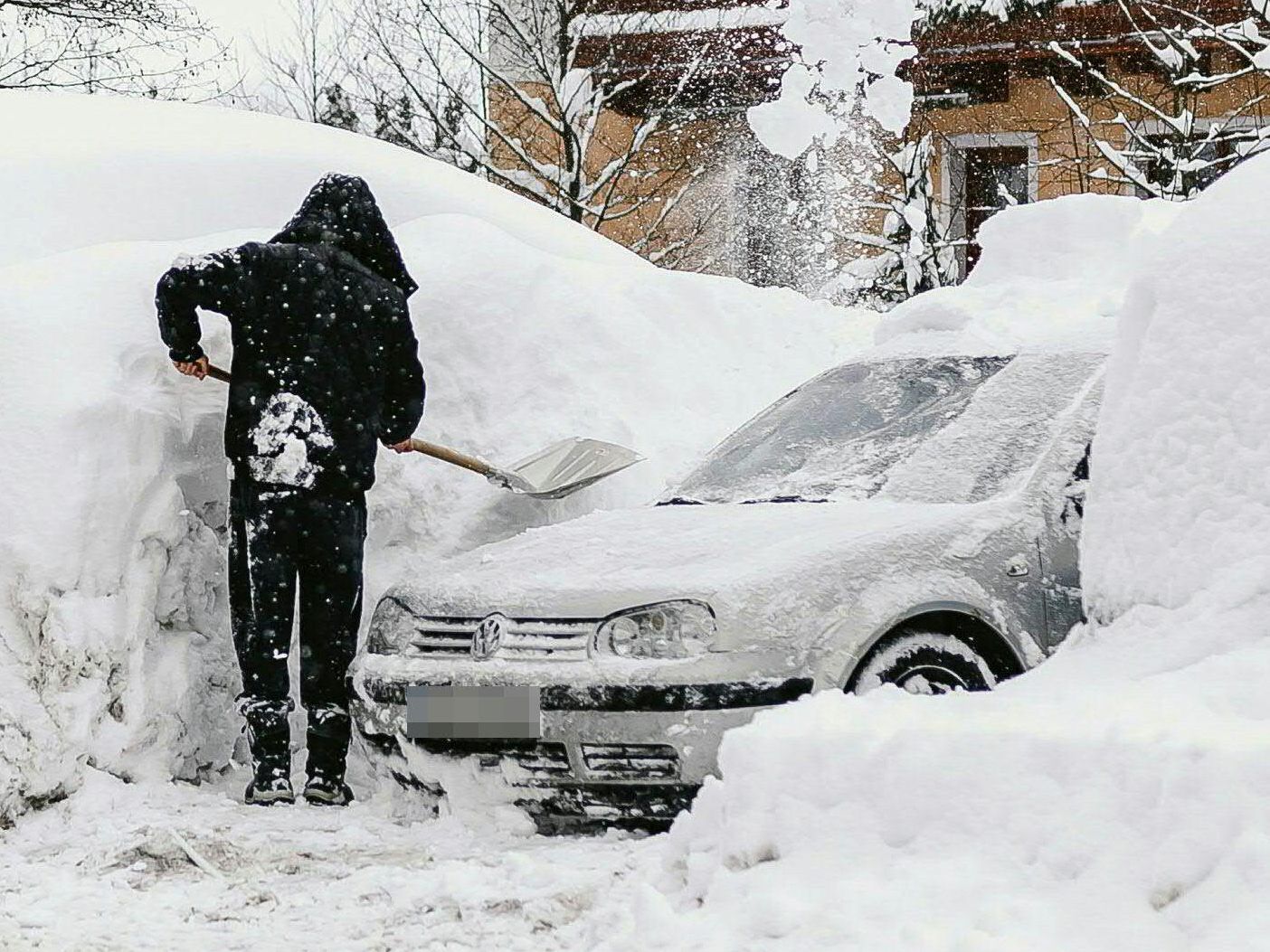 Bei den aktuellen Schneemengen muss man sein Auto schon einmal komplett ausgraben.