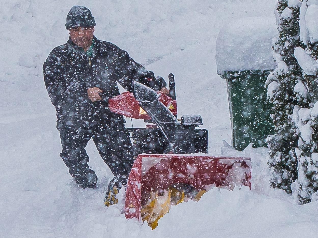 Hausbesitzer haften bei Unfällen, wenn der Schnee vor ihrem Haus nicht geräumt ist.