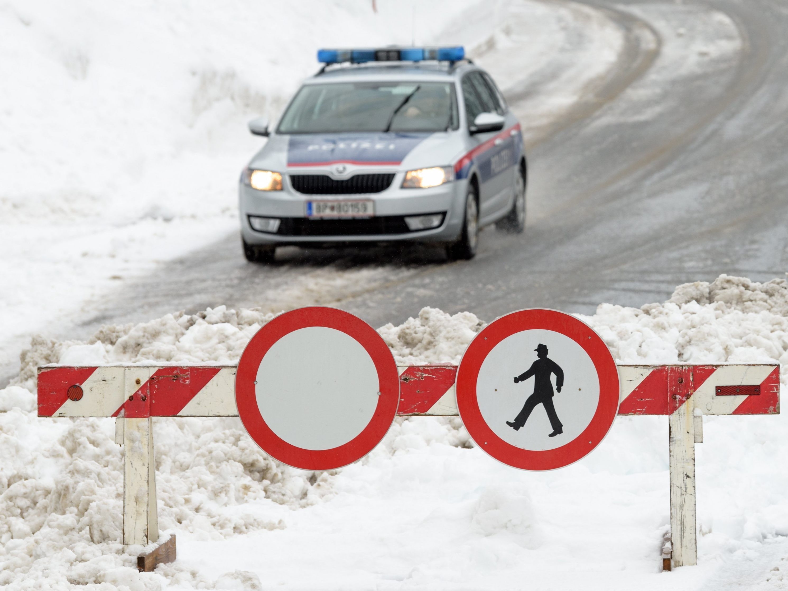 Wegen akuter Lawinengefahr mussten zahlreiche Straßen im Land gesperrt werden.