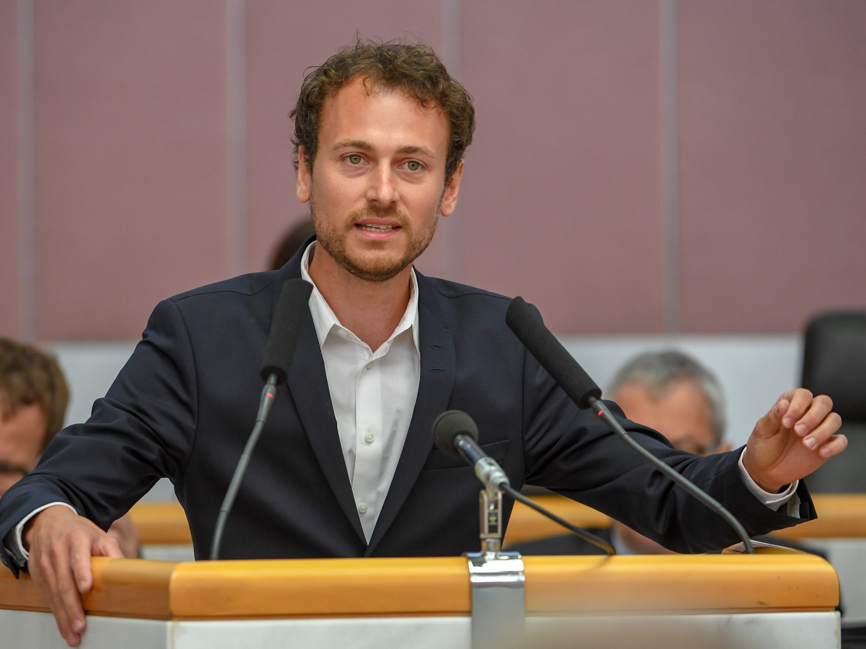 „Die Kälber aus Vorarlberg bleiben nur wenige Stunden in Bozen und werden dann in alle Himmelsrichtungen weitertransportiert", schreibt Daniel Zadra in einer Aussendung.
