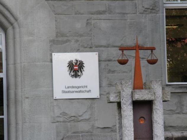 Der 90-Jährige verlangt die Aufhebung des Übergabevertrags.