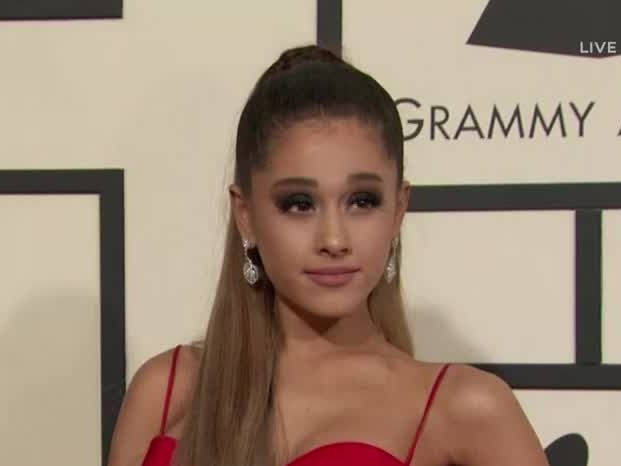 Ariana Grande blamierte sich mit einem falsch geschriebenen Tattoo.