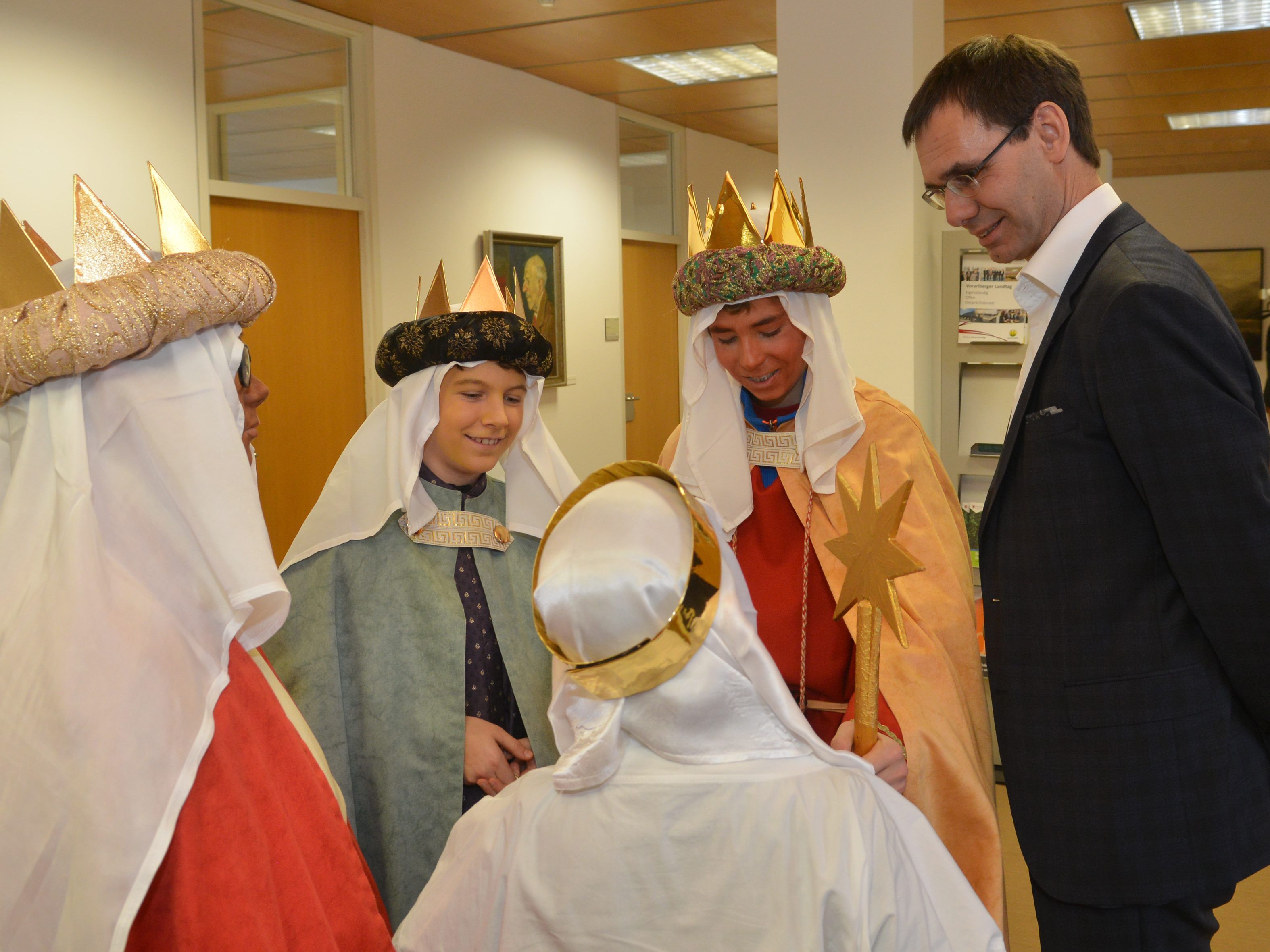 LH Wallner begrüßt die Sternsinger-Gruppe der Pfarre Bregenz St. Kolumban.