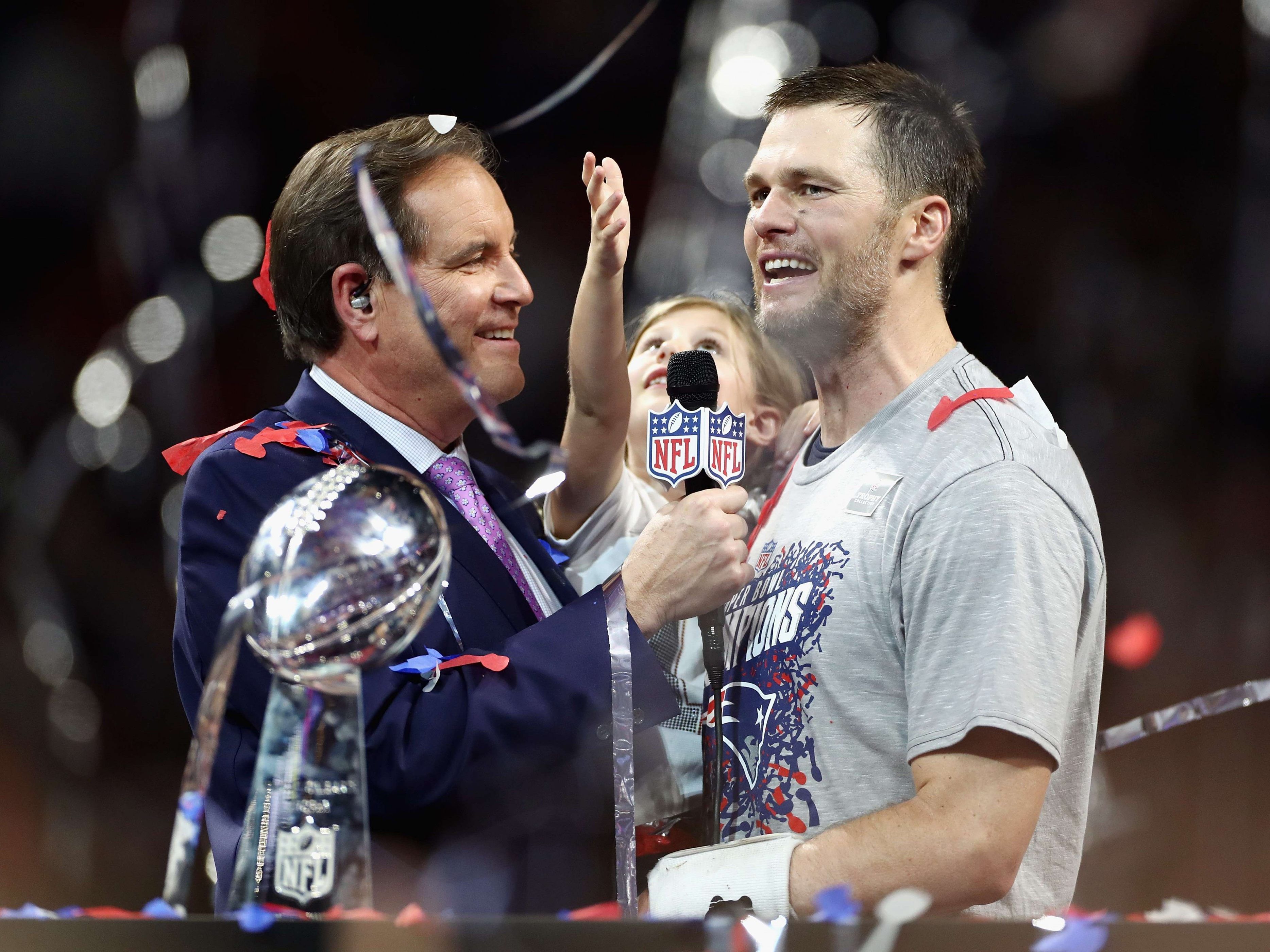 Tom Brady mit Töchterchen Vivian auf dem Arm.