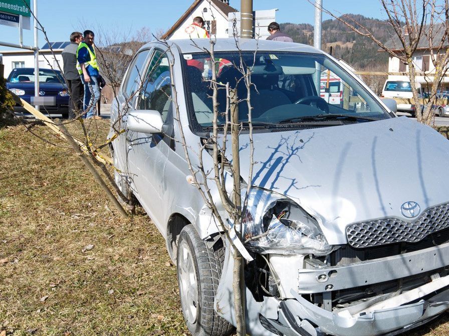 Der Unfall endete für einen der Beteiligten in einem Obstgarten.