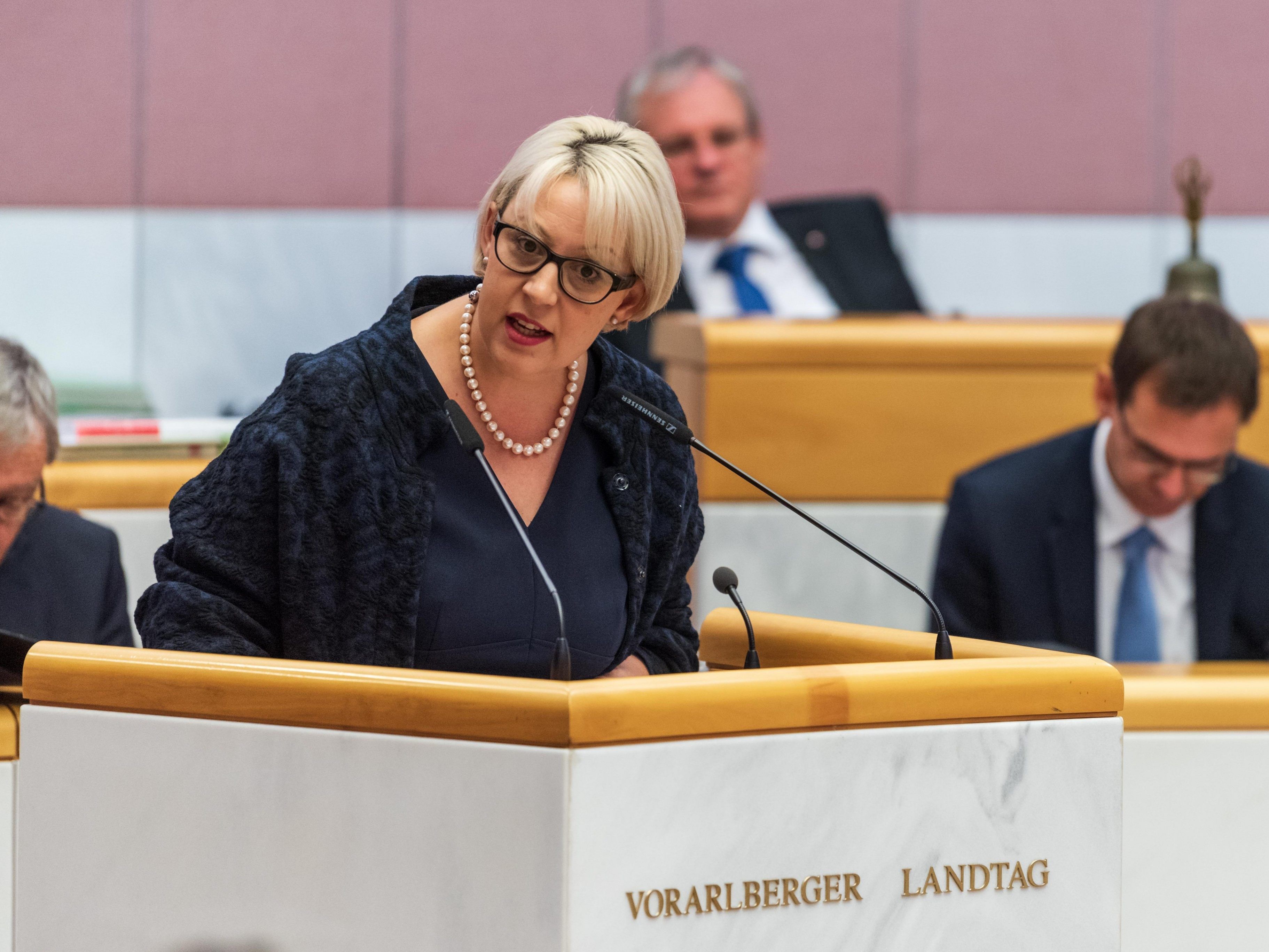 Scheffknecht (NEOS) fordert Bitschi auf, sich von Bösch zu distanzieren.