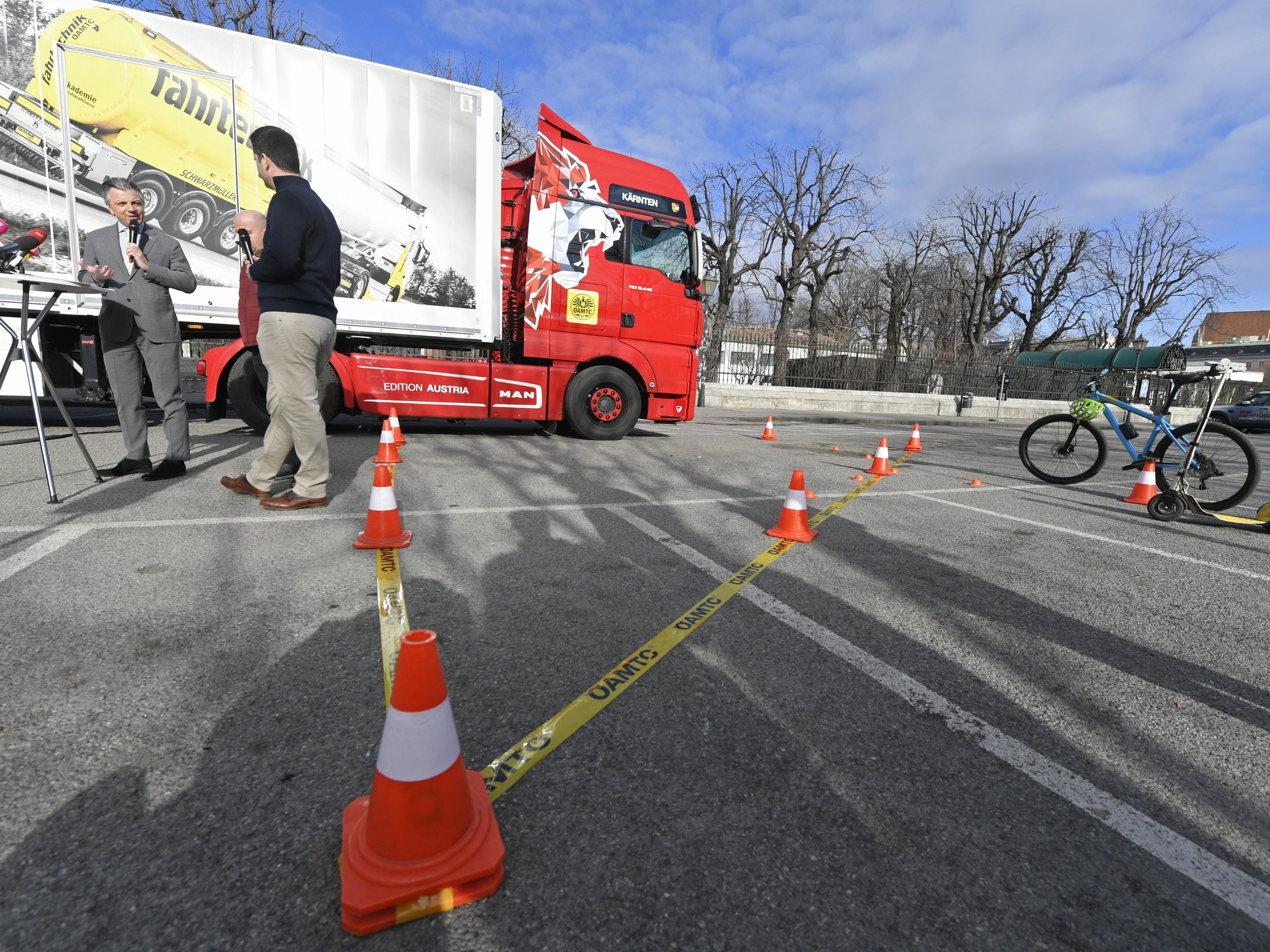 ÖAMTC macht Toten Winkel bei Lkw sichtbar