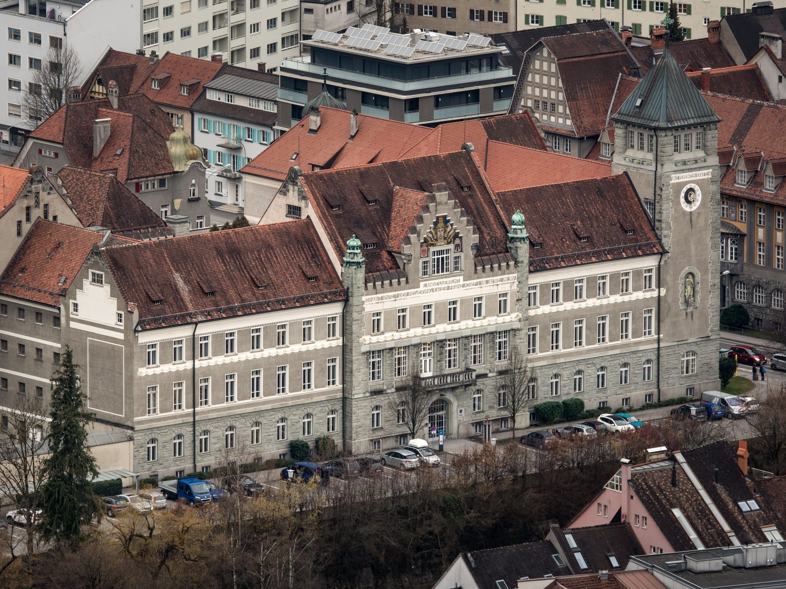 Angeklagter soll pornografische Bilder gemacht und verschickt haben.