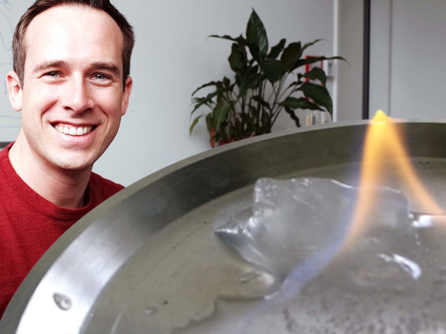 Gashydrat als brennendes Eis: Das im Gashydrat gefangene Gas bildet den Brennstoff einer Verbrennung. Während eine Hälfte des Gashydrates noch intakt ist, ist die andere Hälfte bereits zu Wasser und Gas zerfallen.