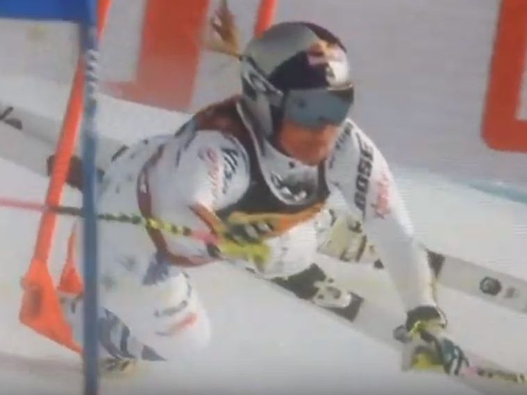 Lindsey Vonn stürzte schwer, konnte aber anschließend selbst ins Ziel fahren.