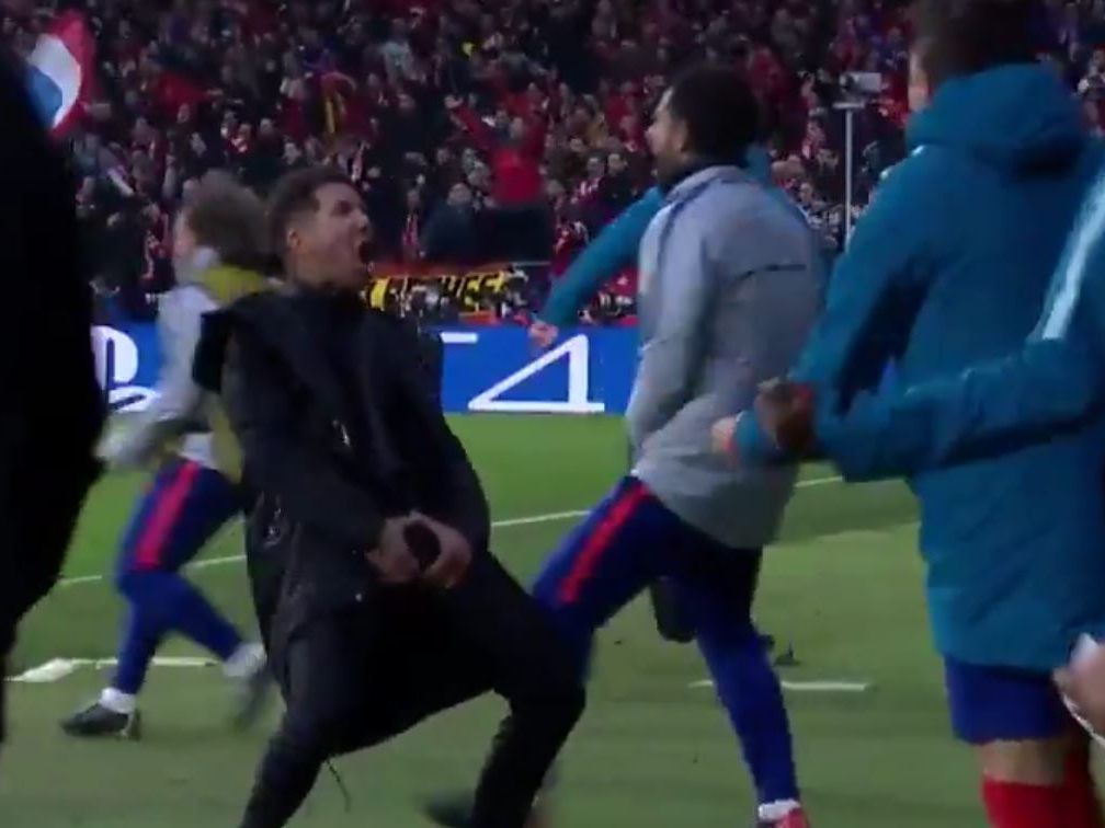 Diego Simeone feiert einen Treffer mit einem beherzten Griff in den Schritt.