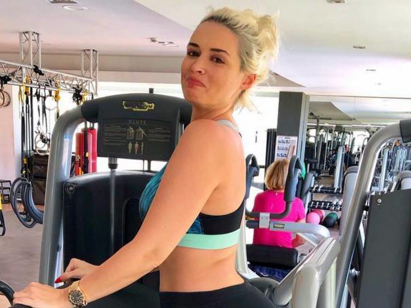 Die Katze geht regelmäßig ins Fitnessstudio.