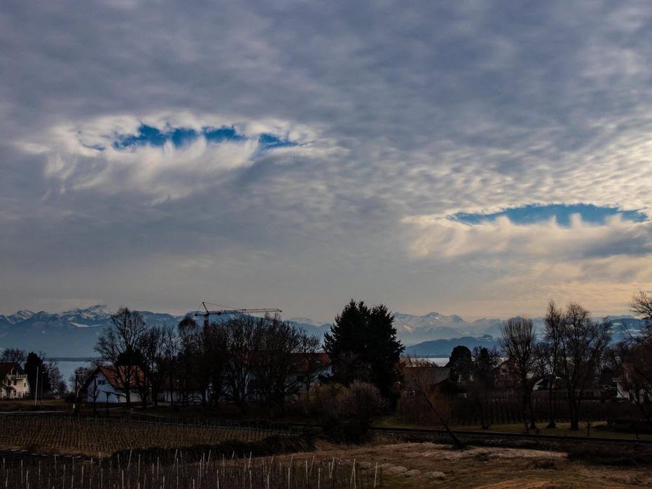 Hole-punch clouds über dem Bodensee