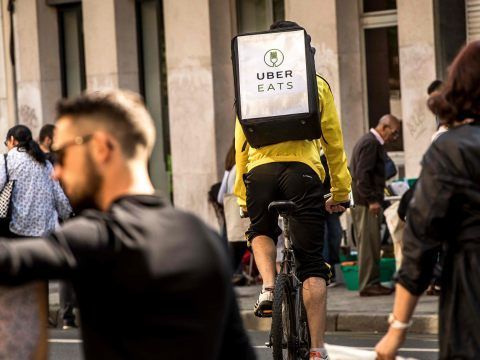 Mjam will Uber Eats-Essenszustellern Job anbieten.