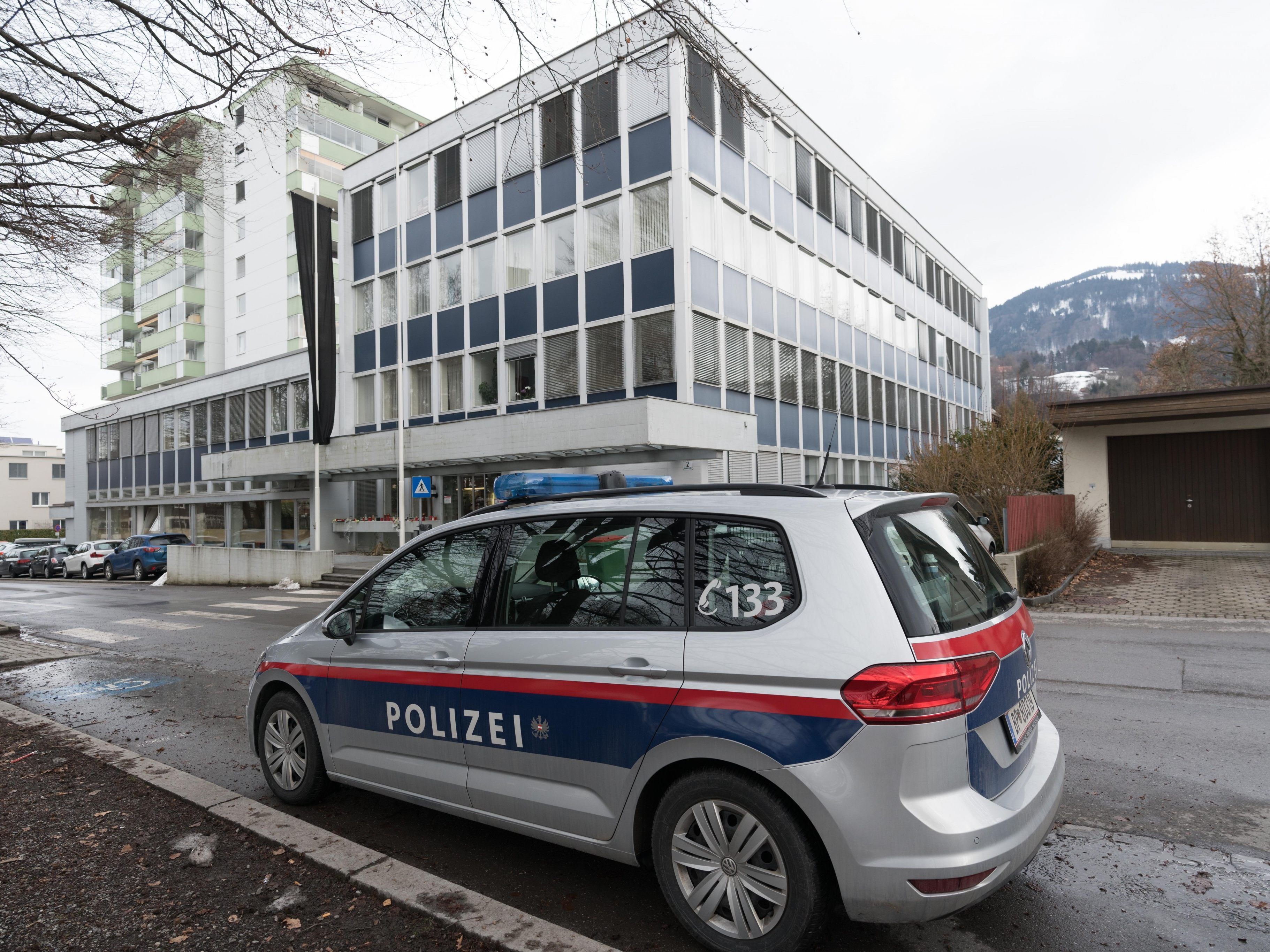 Die Staatsanwaltschaft lässt prüfen, ob der Tatverdächtige in eine Anstalt für geistig abnorme Rechtsbrecher eingewiesen werden muss.
