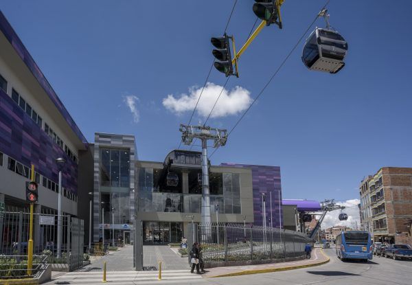 Die Station „Faro Murillo“ ist mit 10.000 m² Gesamtfläche das größte Stationsgebäude im Seilbahnnetz. Hier können die Passagiere auf die im September 2018 eröffnete Línea Morada umsteigen.
