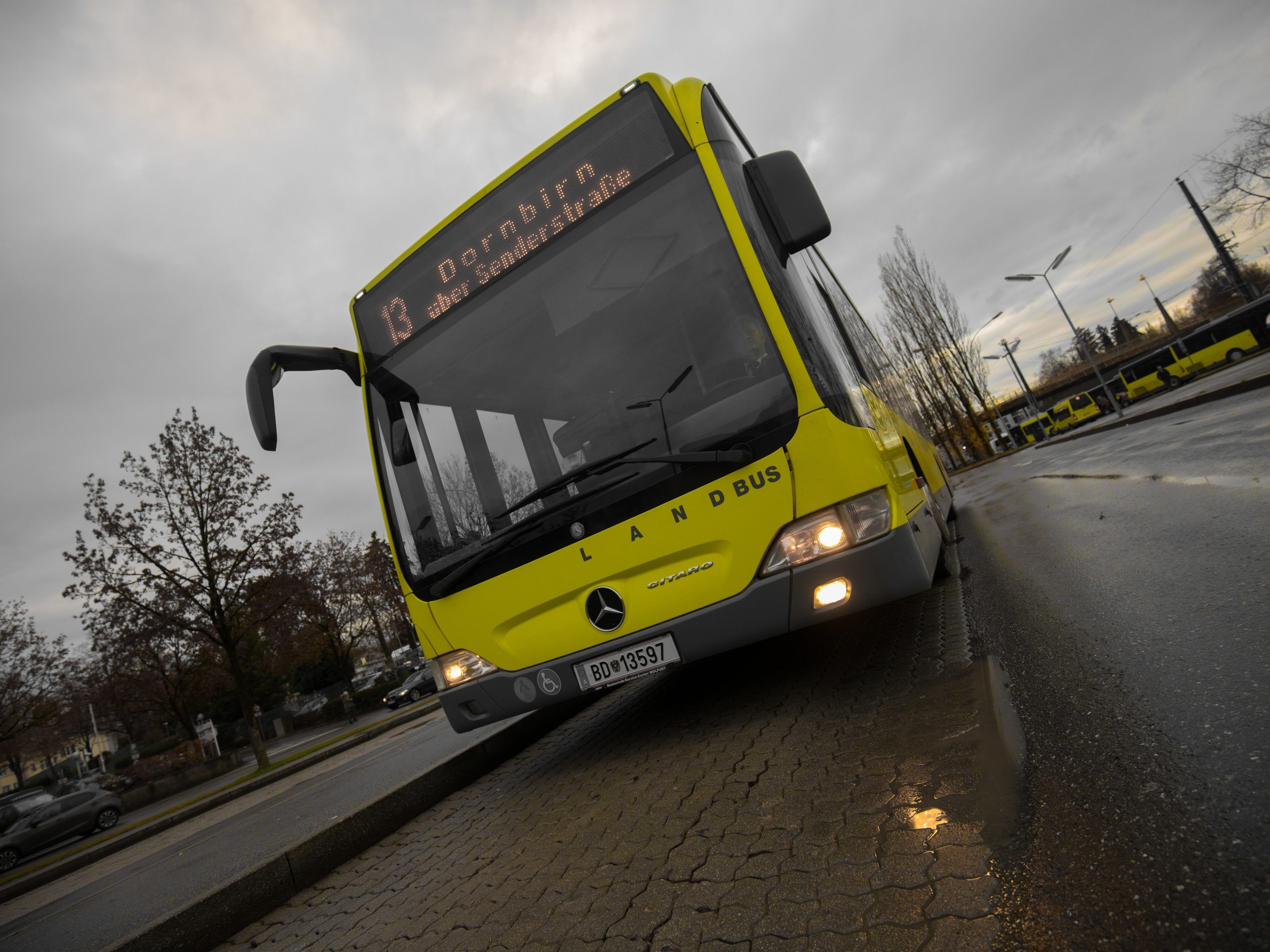 Der Mann entnahm Geld aus der Münzausgabe des Busfahrers.