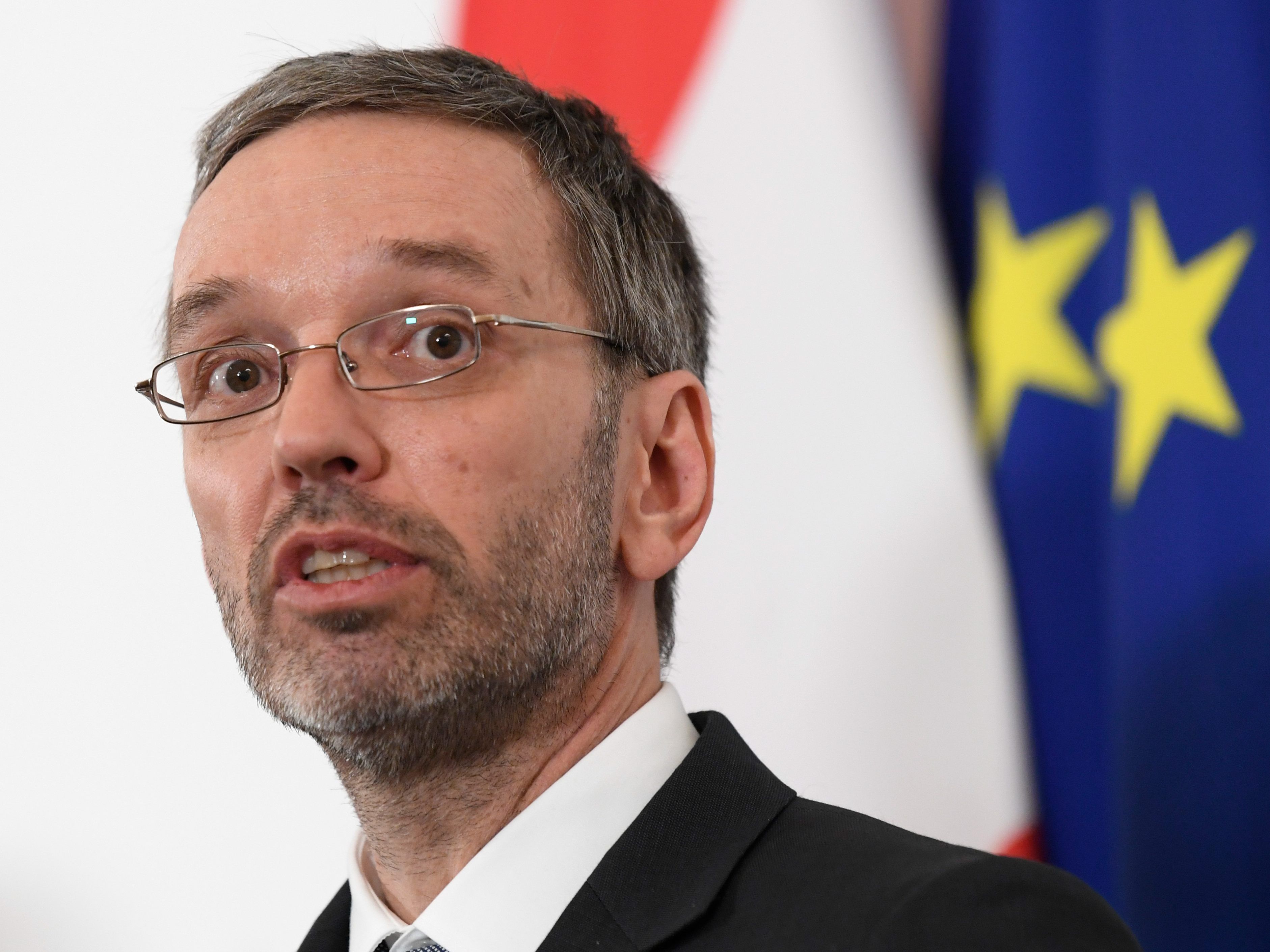 SPÖ, NEOS und Grüne fordern eine Anhebung des Stundenlohns.