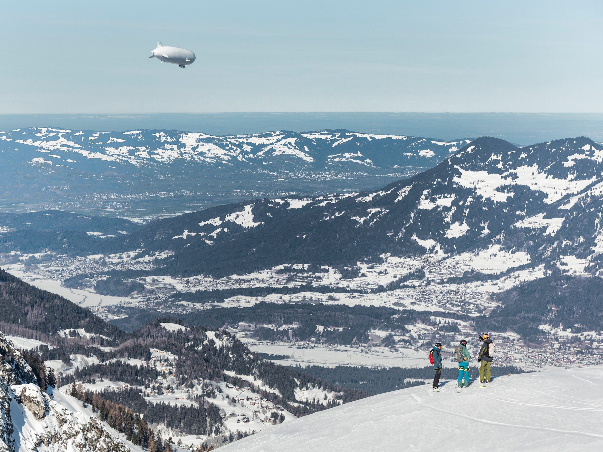 Da nennt man Panorama - Die Freeskier auf dem Valkastiel , das Luftschiff im Rückflug Richtung Rheintal.