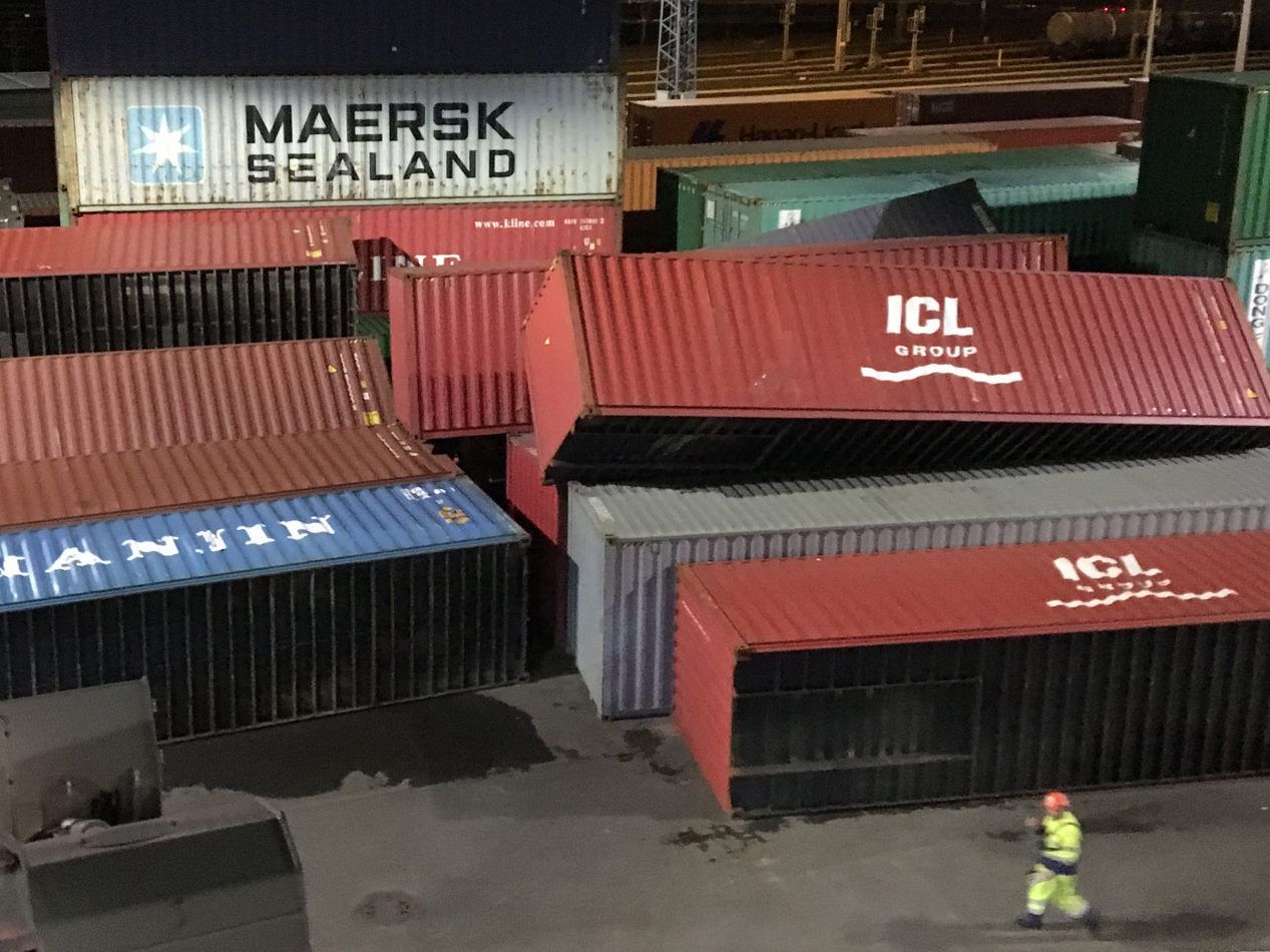 Die leeren Container am Güterbahnhof Wolfurt stürzten durch den starken Wind um.