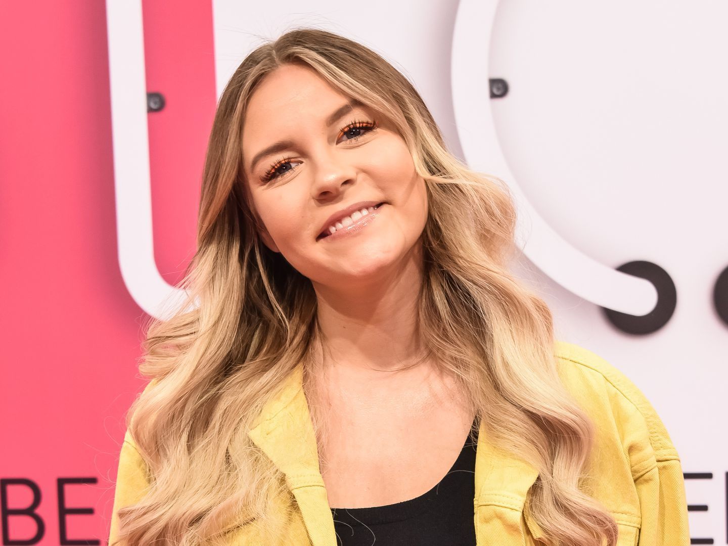 Influencerin Dagi Bee hat nun unglaubliche 4 Millionen Abonnenten auf YouTube.