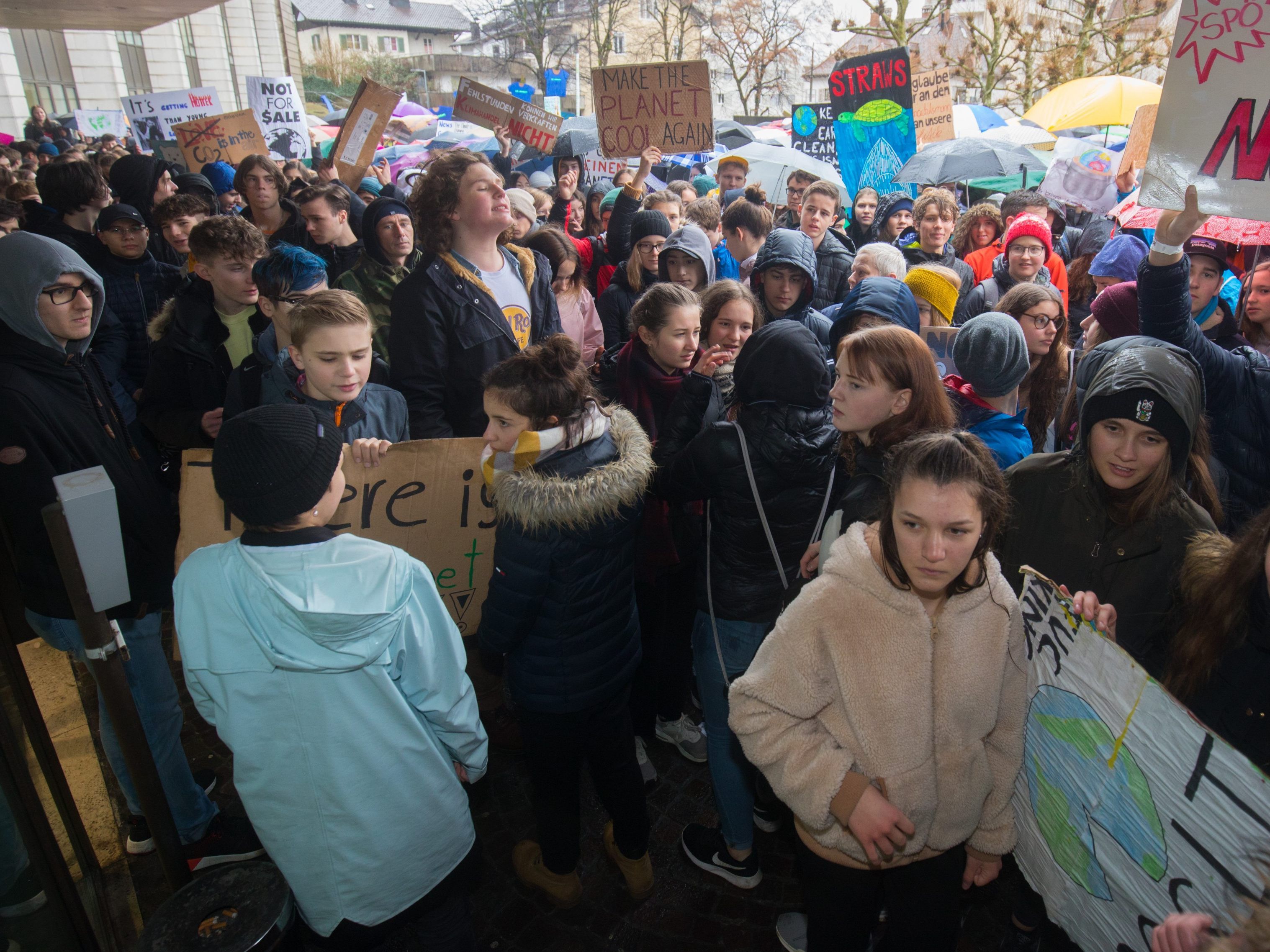 Hunderte Demonstranten versammelten sich bei strömendem Regen in Bregenz.