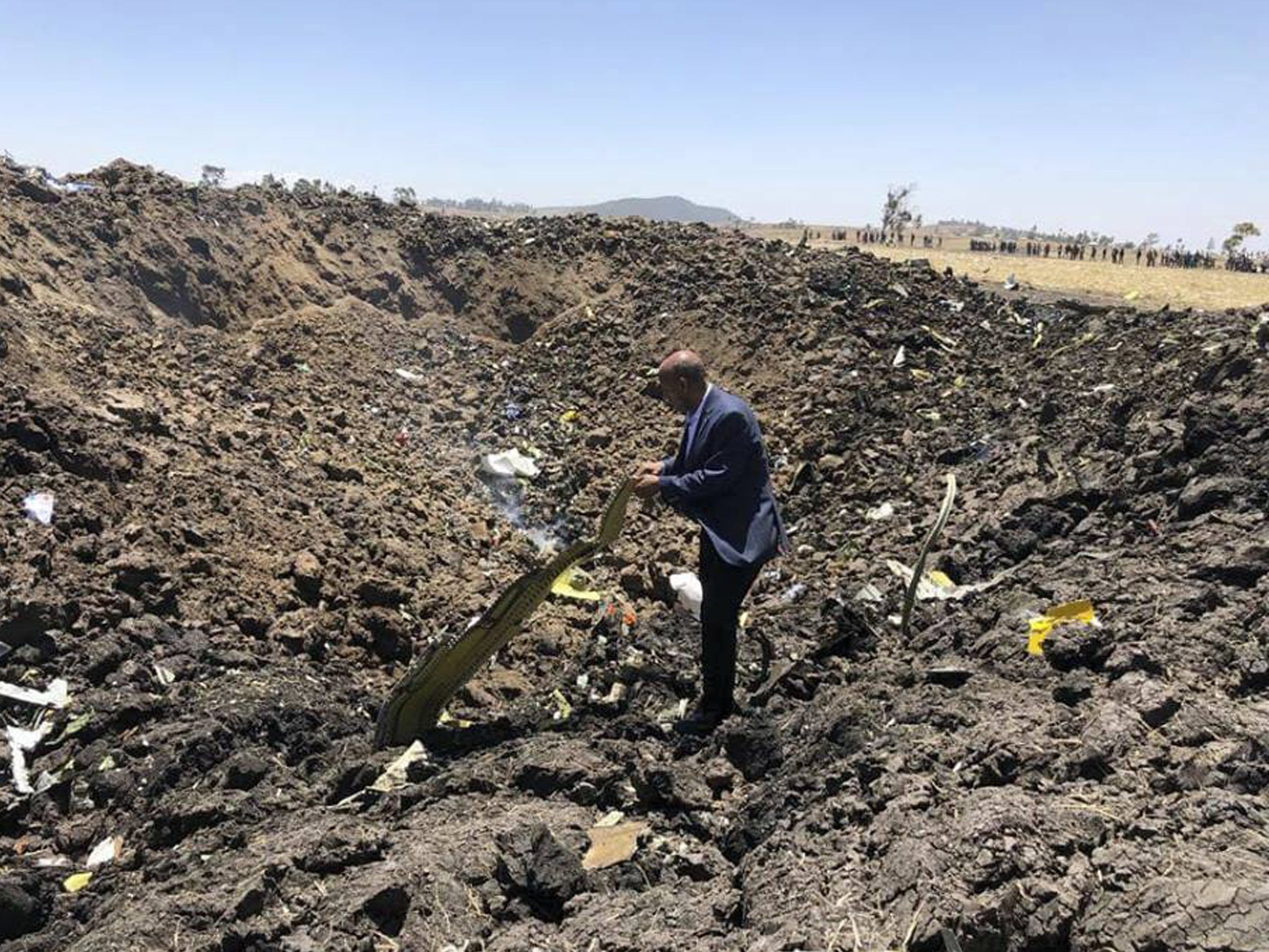 Der CEO der Ethiopian Airlines, Tewolde Gebremariam, steht in den Trümmern des abgestürzten Flugzeuges.
