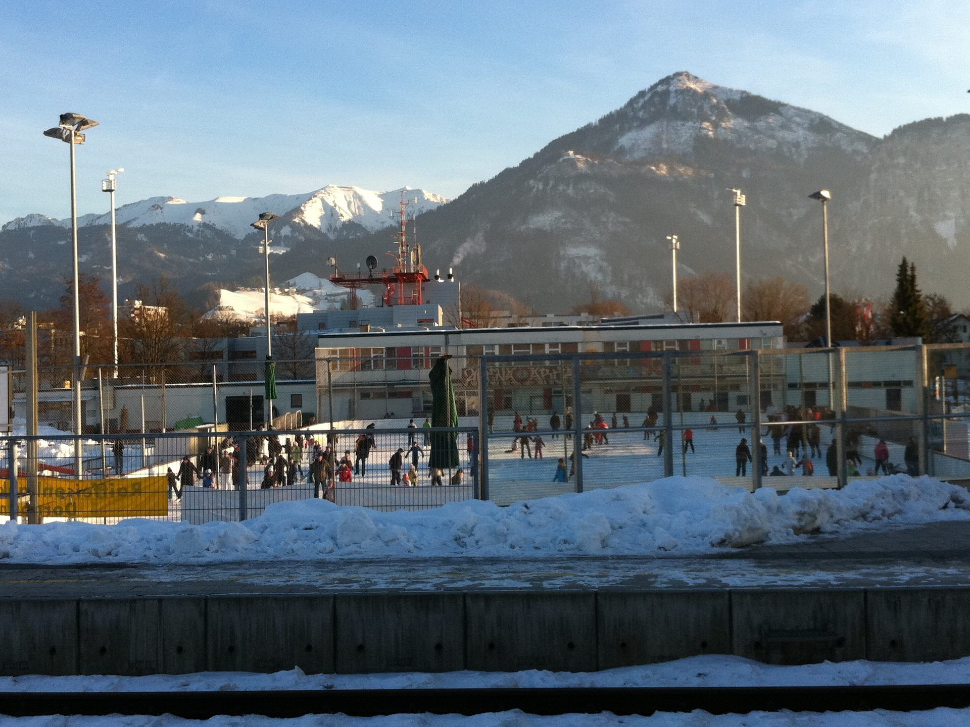 Bei einem Eishockeyspiel zweier Amateurmannschaften im Februar 2015 auf einem damals noch bestehenden Freilufteisplatz in Dornbirn wurde eine Zuschauerin von einem Puck an der Augenbraue getroffen.
